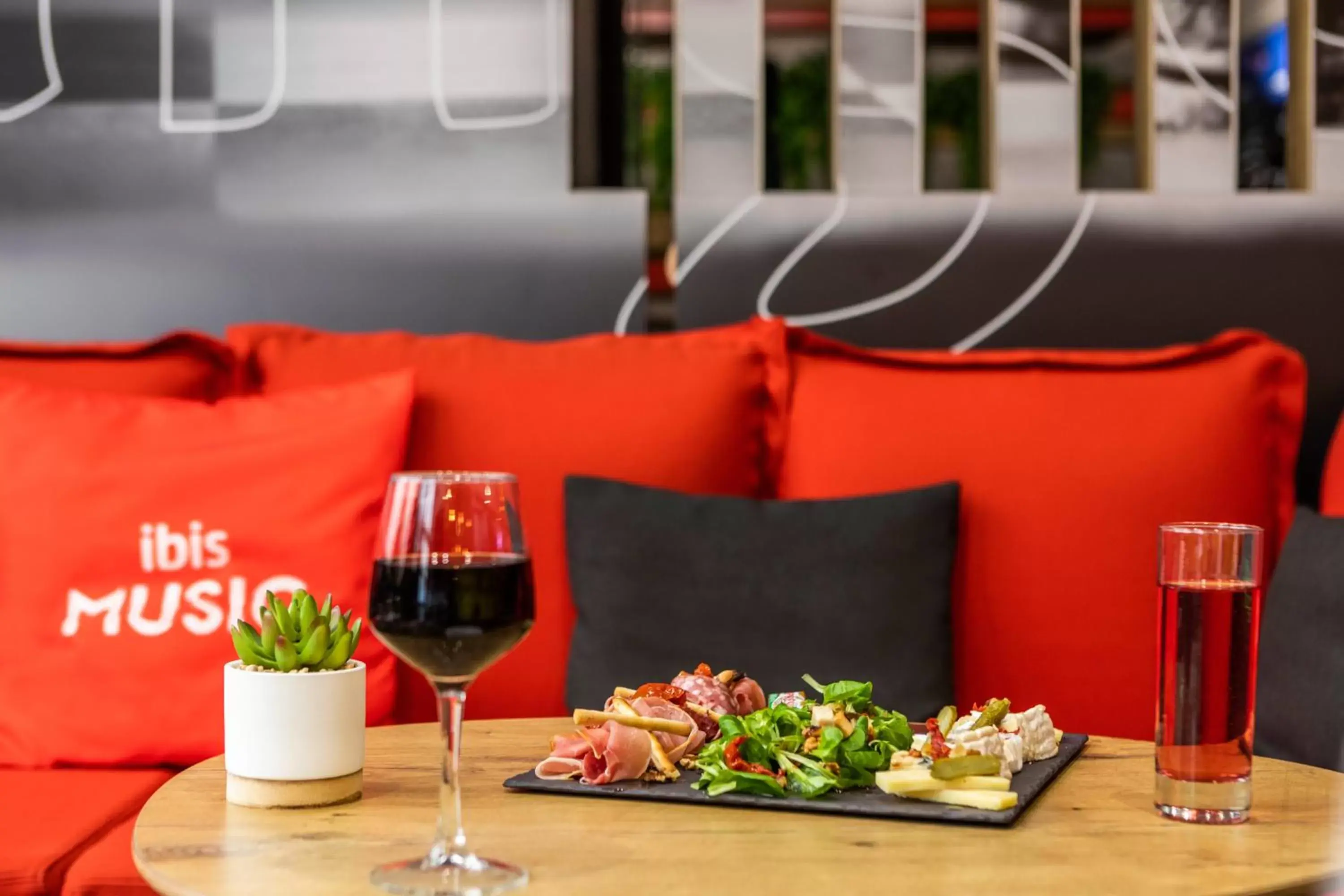 Restaurant/places to eat in ibis Douai Centre