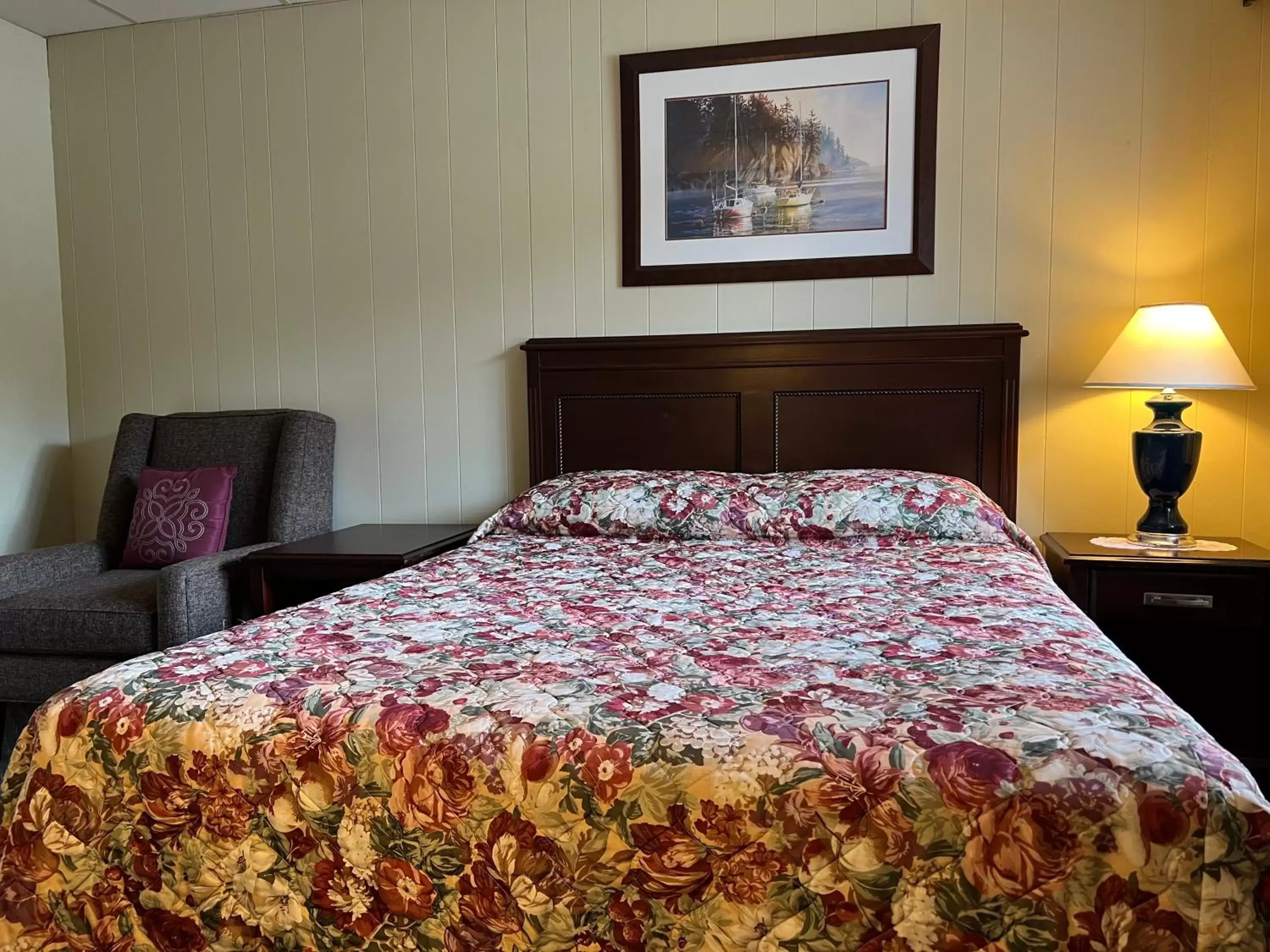 Bed in Pioneer Inn by the River