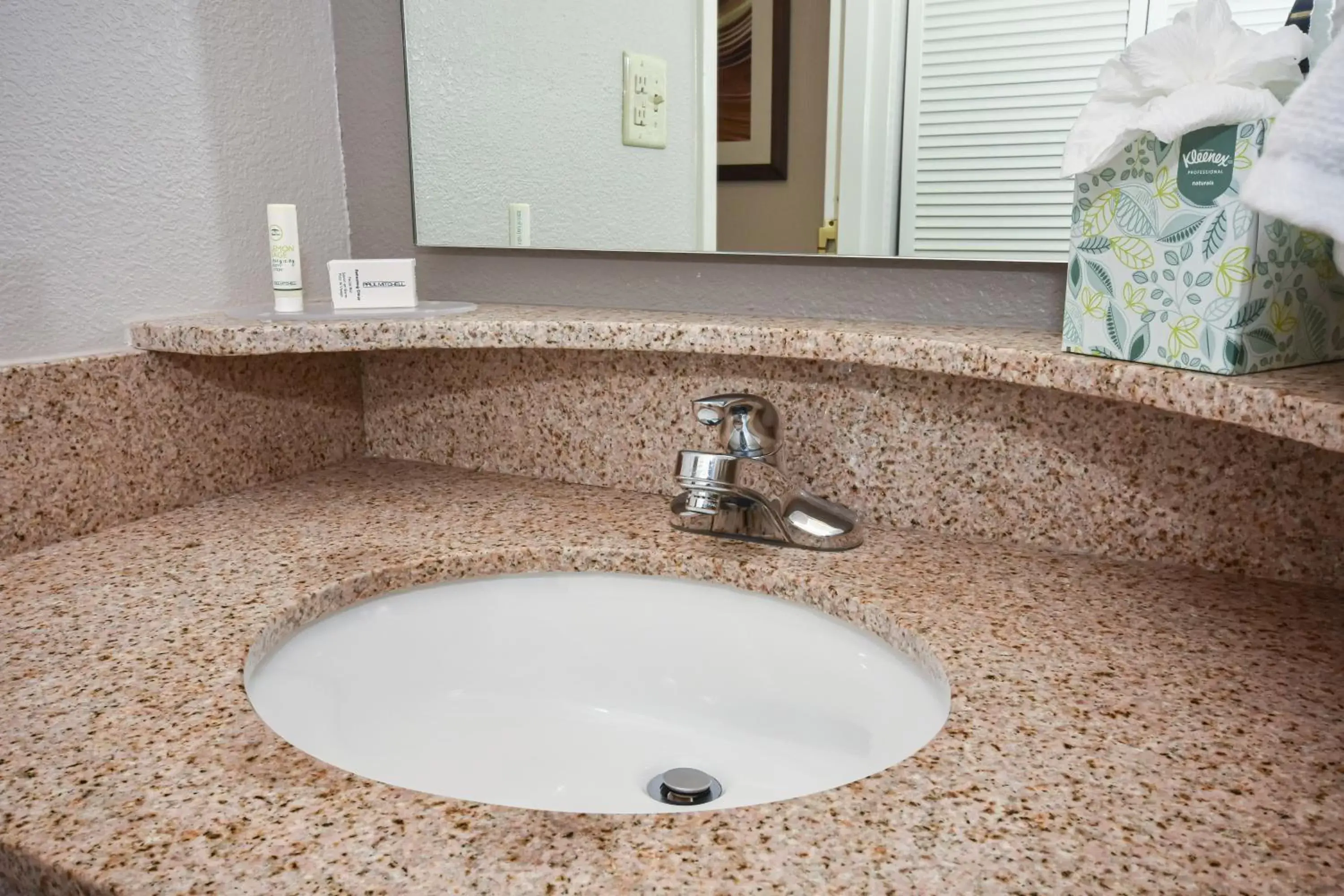 Bathroom in Courtyard by Marriott Charlotte Matthews