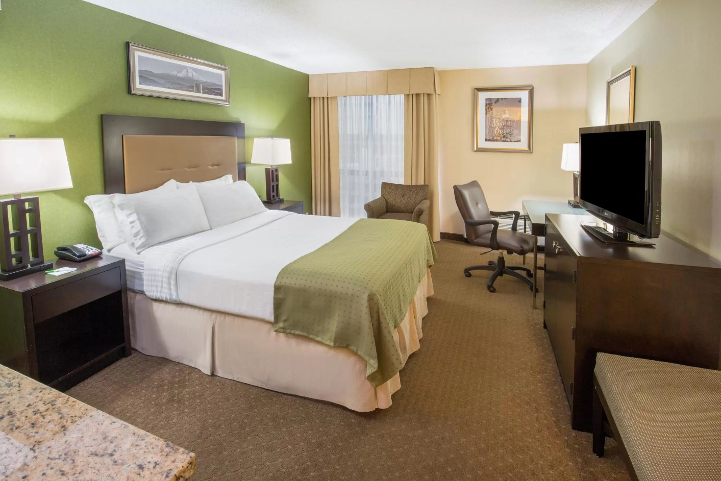 Photo of the whole room, Bed in Holiday Inn Portland-Airport I-205 by IHG