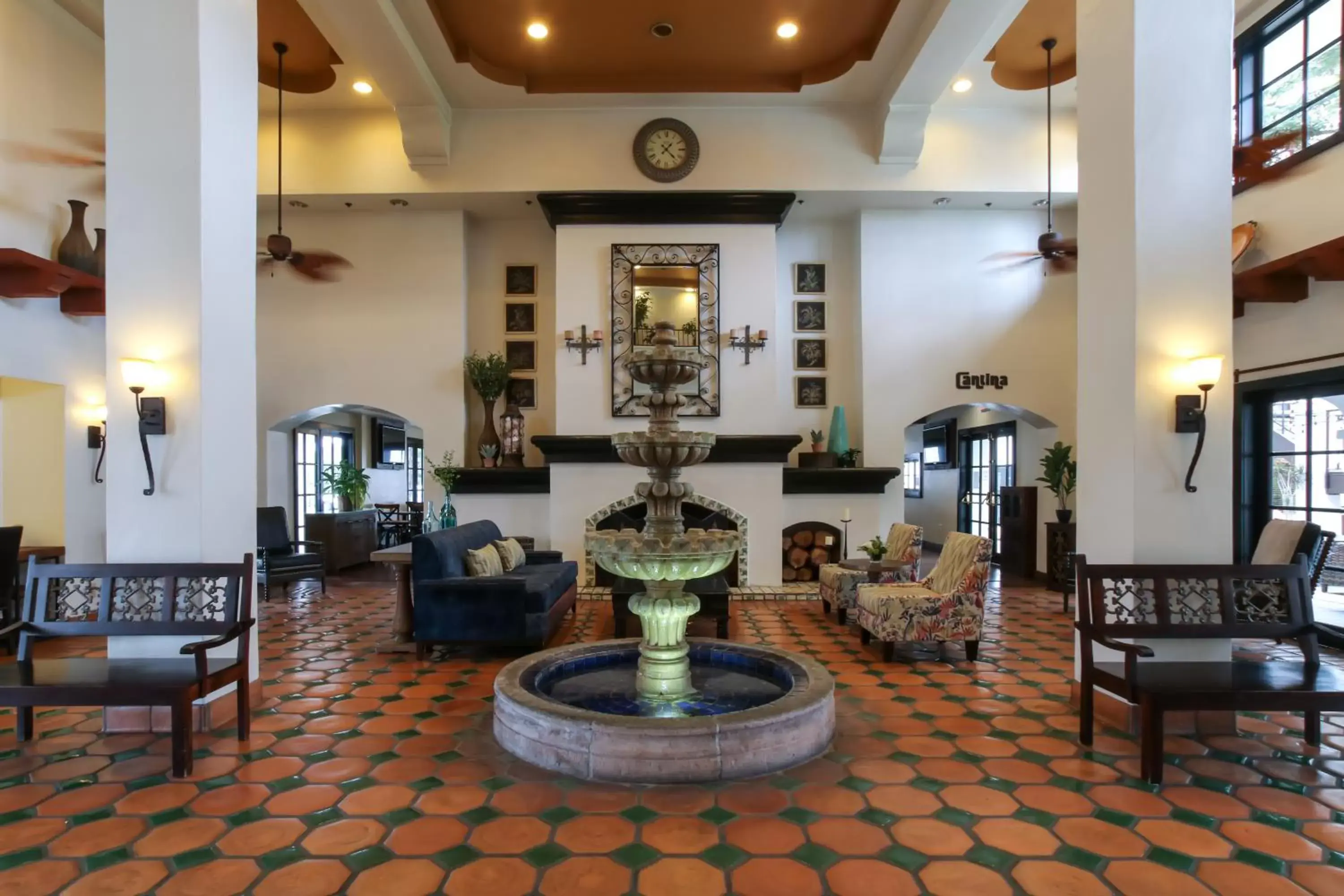 Lobby or reception in Oxford Suites Pismo Beach