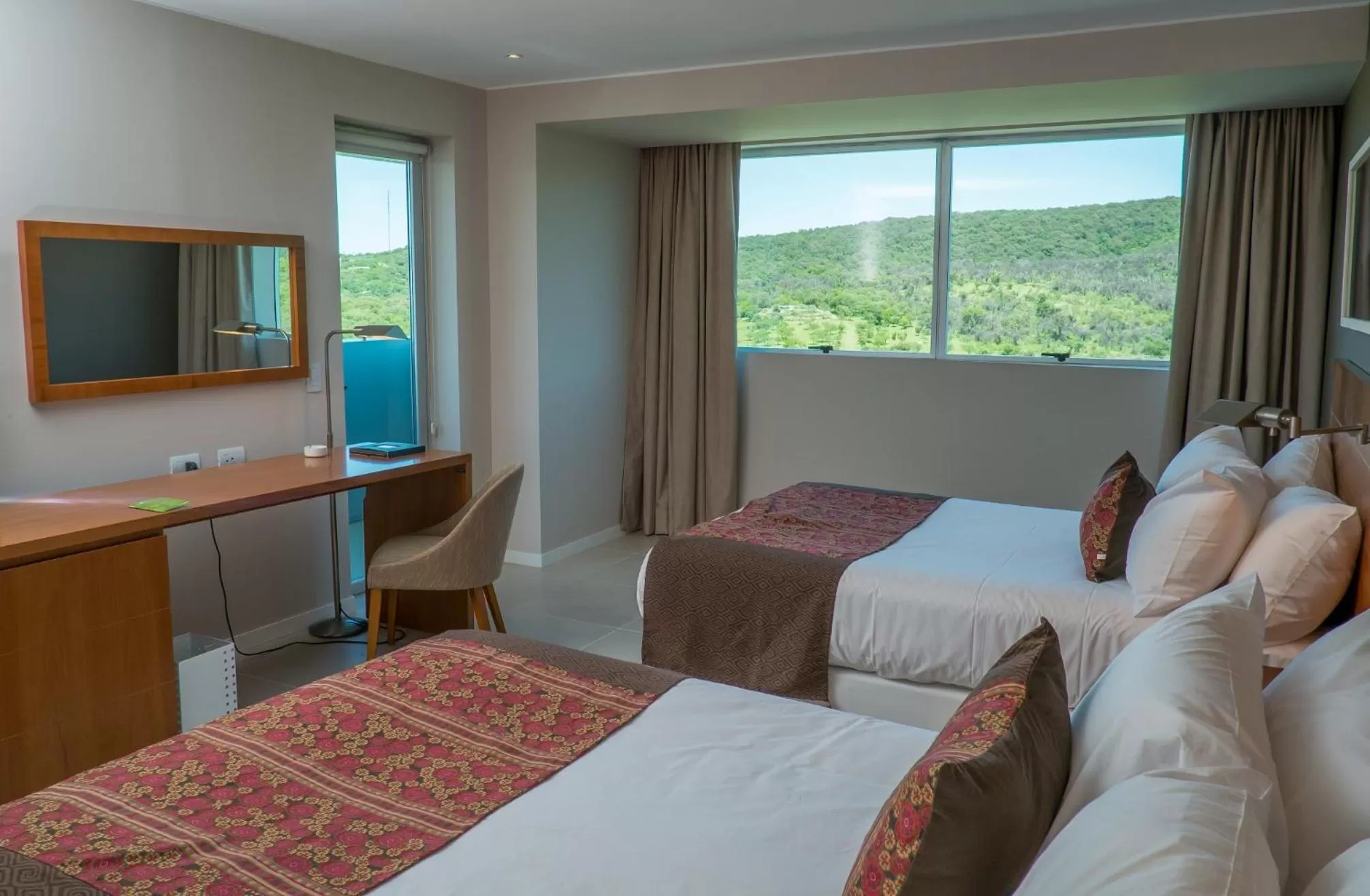 Photo of the whole room, Bed in Orfeo Suites Hotel Sierras Chicas