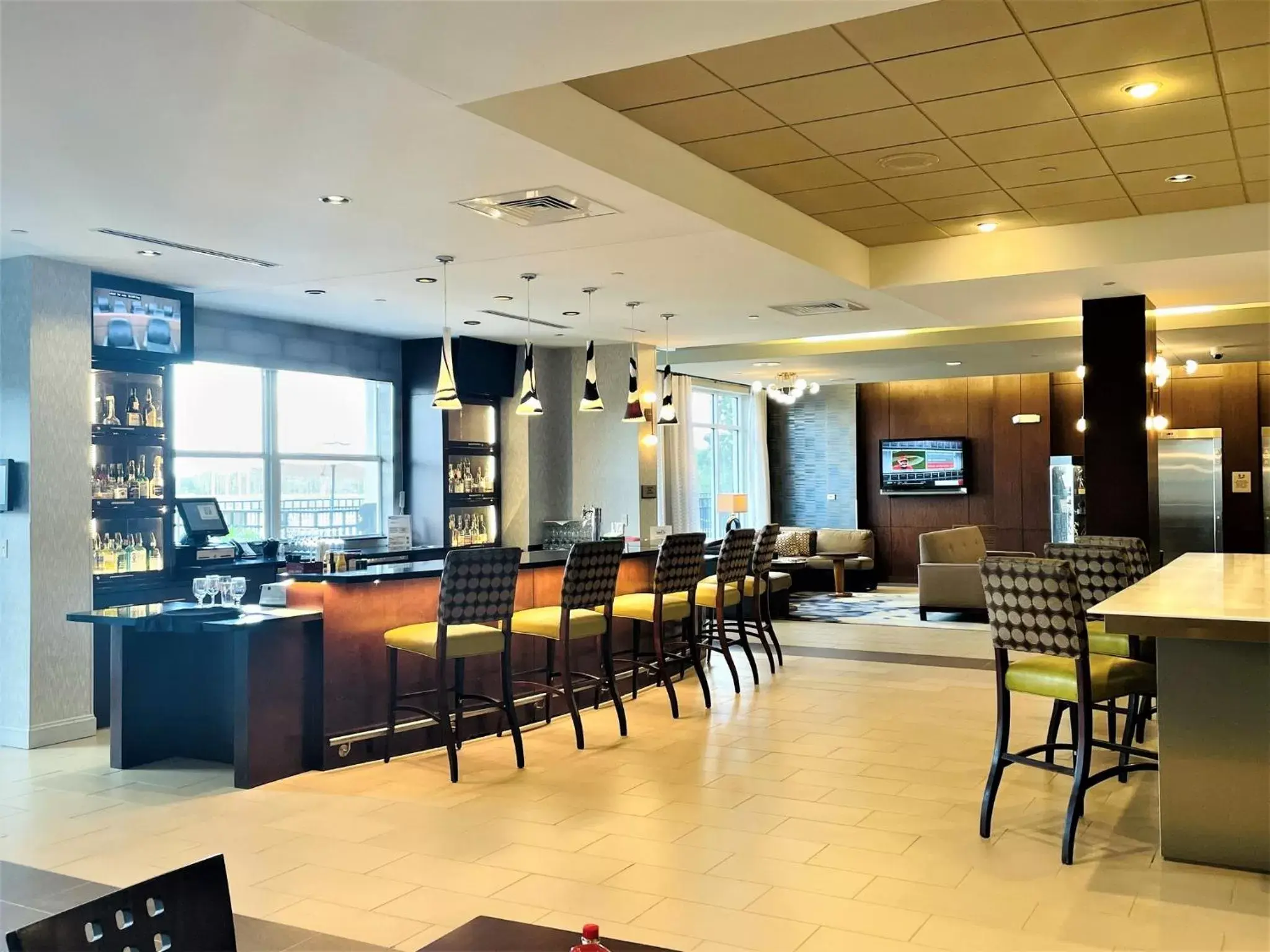 Lounge or bar, Restaurant/Places to Eat in Crowne Plaza Fort Myers Gulf Coast, an IHG Hotel