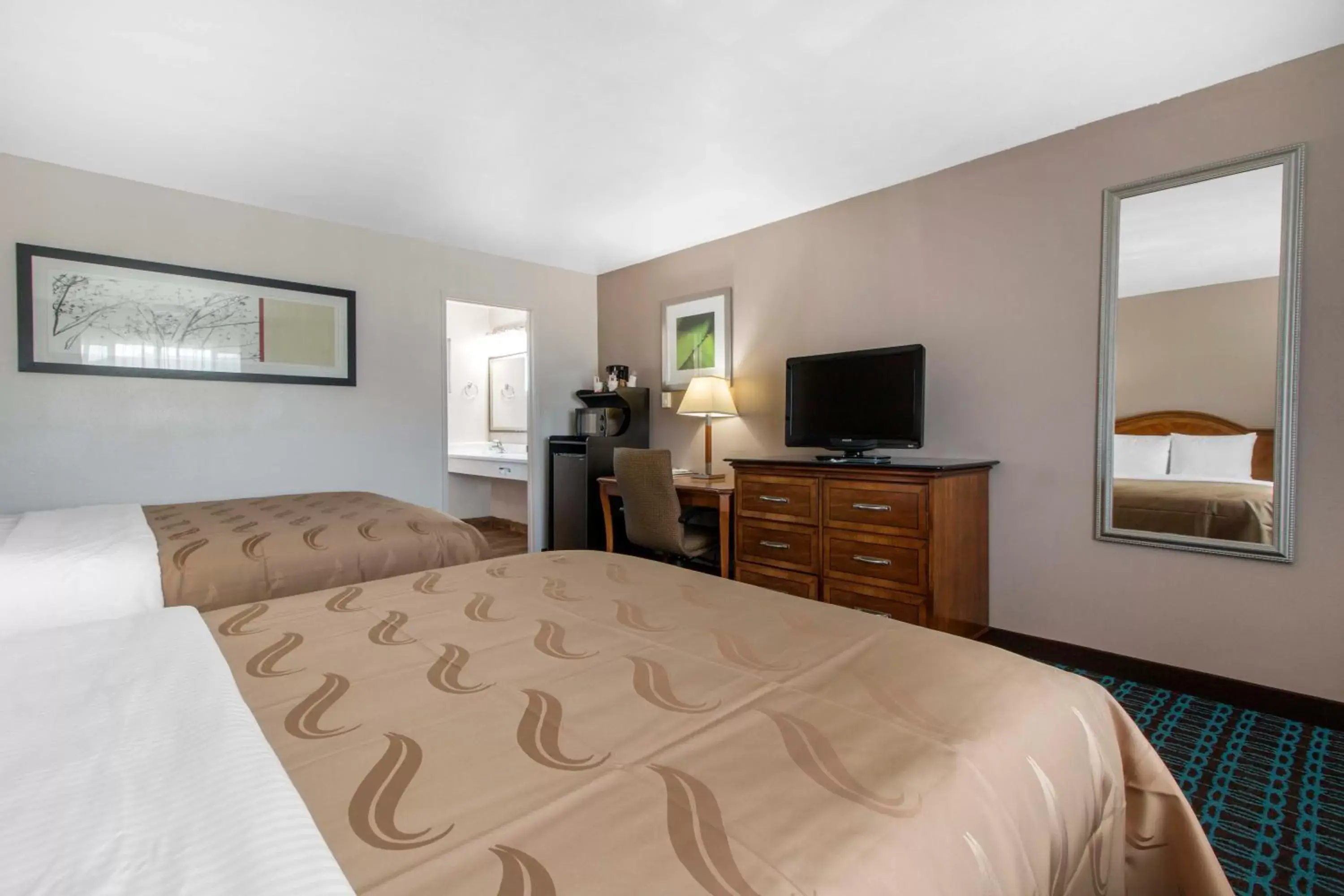 Queen Room with Two Queen Beds - Non-Smoking in BaySide Inn & Suites Eureka