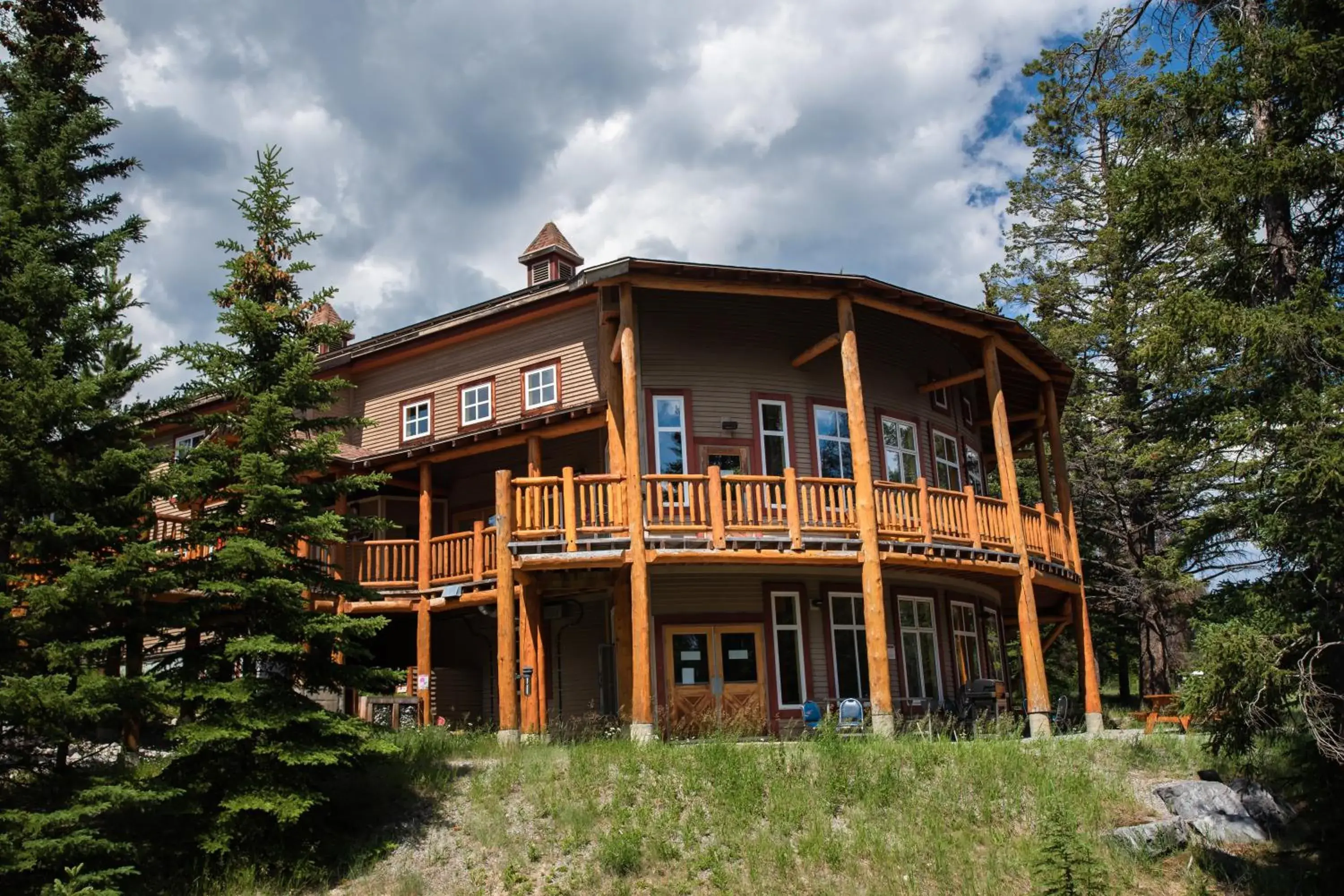 Property Building in HI Banff Alpine Centre - Hostel