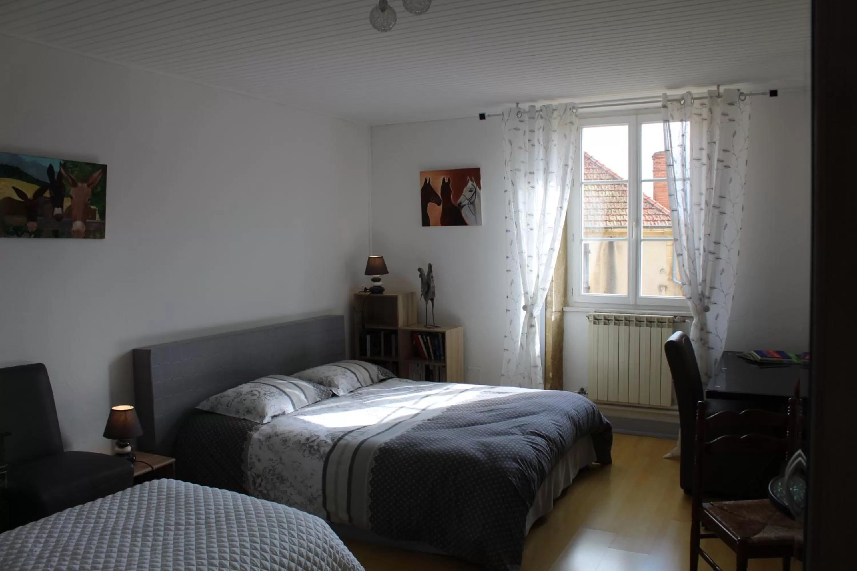 Photo of the whole room, Bed in COMME UN COQ EN PÂTE