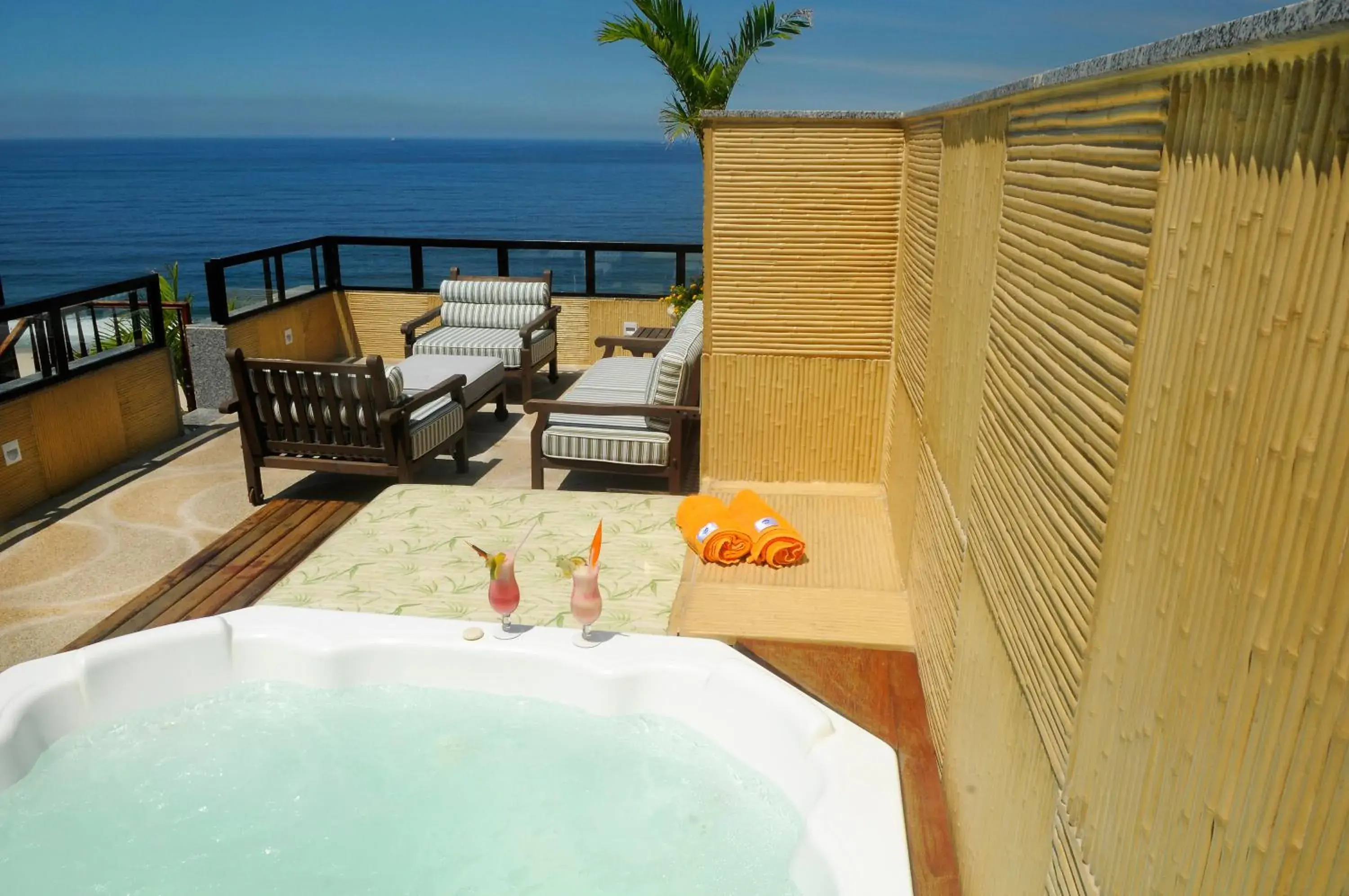 Swimming pool in Oceano Copacabana Hotel