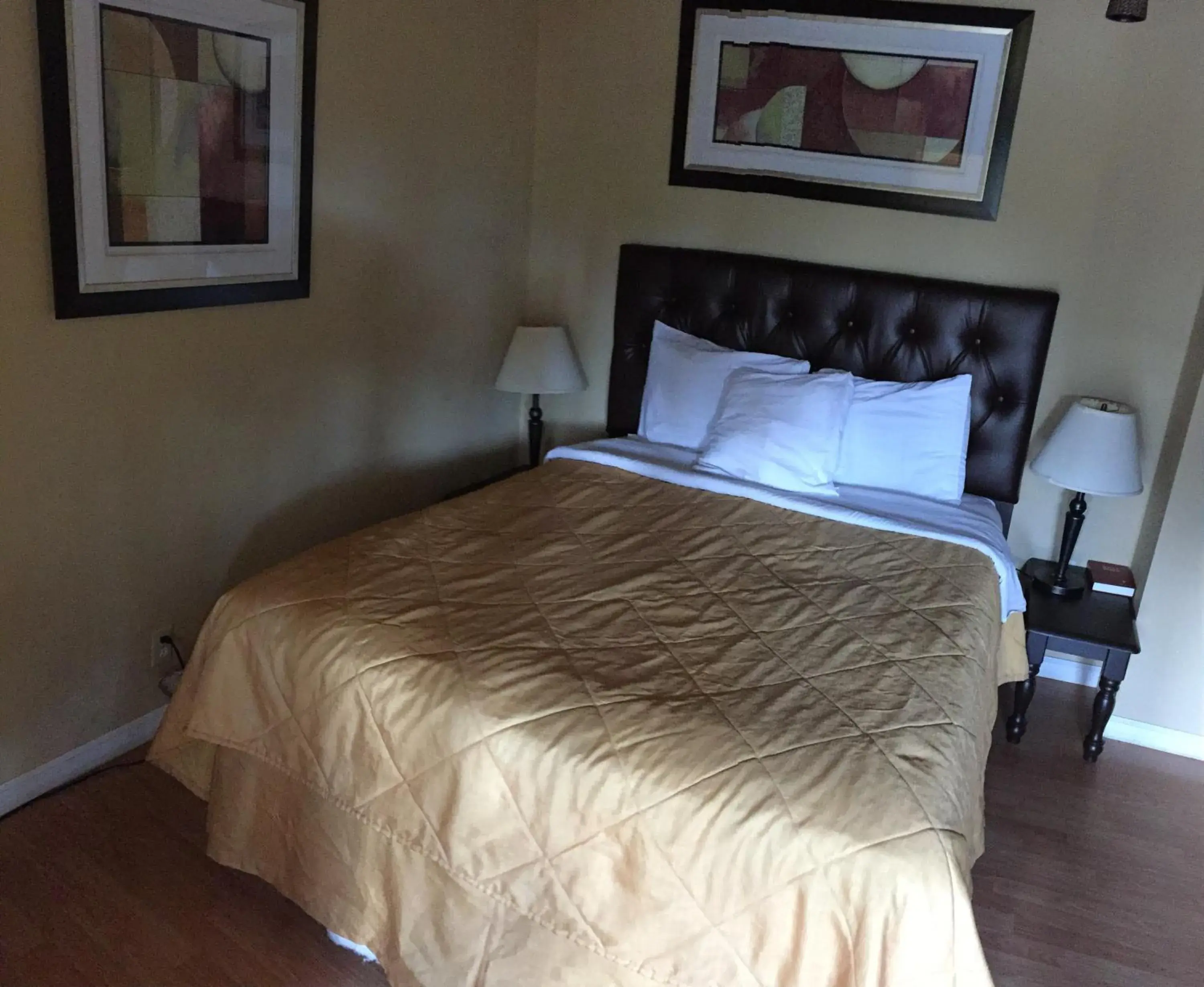 Bed in Mountain Trail Lodge and Vacation Rentals