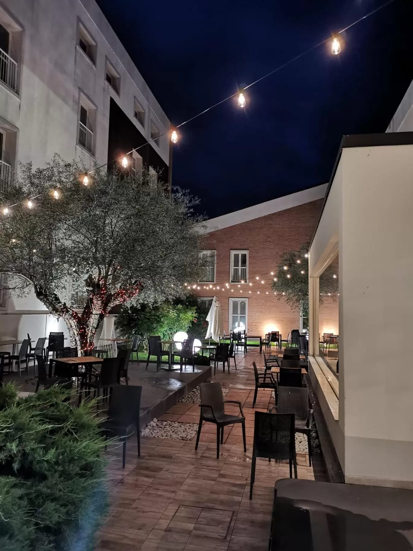 Restaurant/places to eat in Admiral Park Hotel by Falco D'Oro Hotels