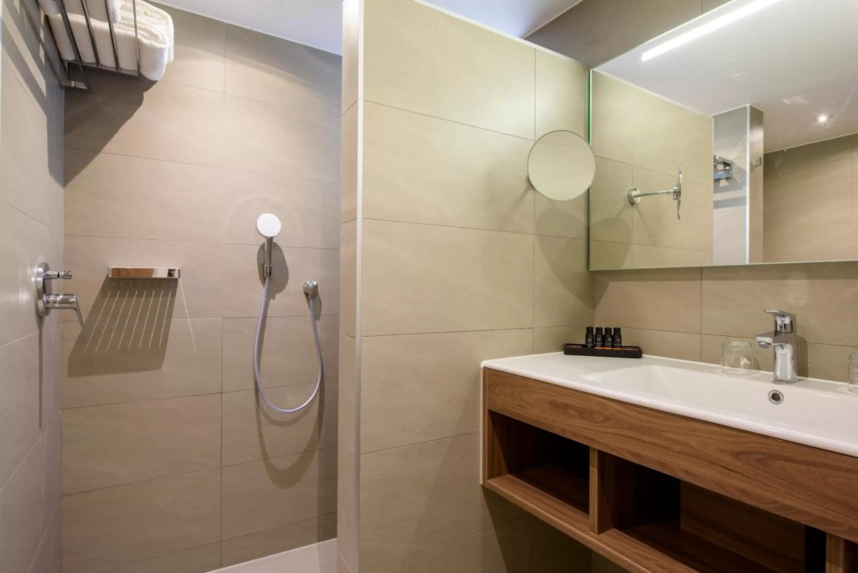 Shower, Bathroom in Curacao Avila Beach Hotel