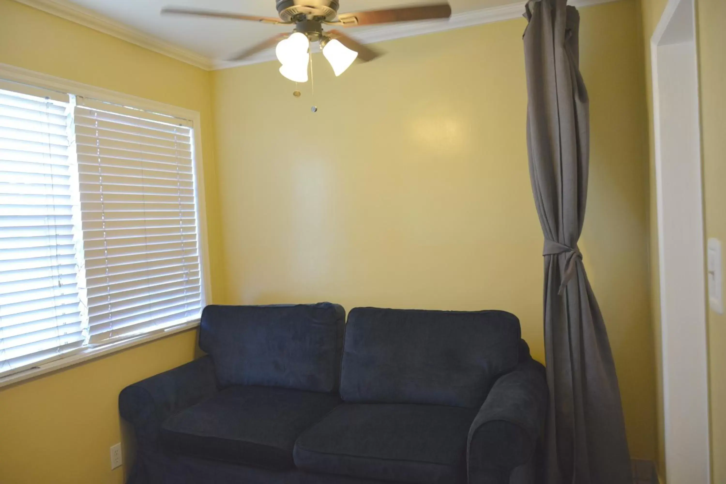 Living room, Seating Area in Oasis Inn and Suites