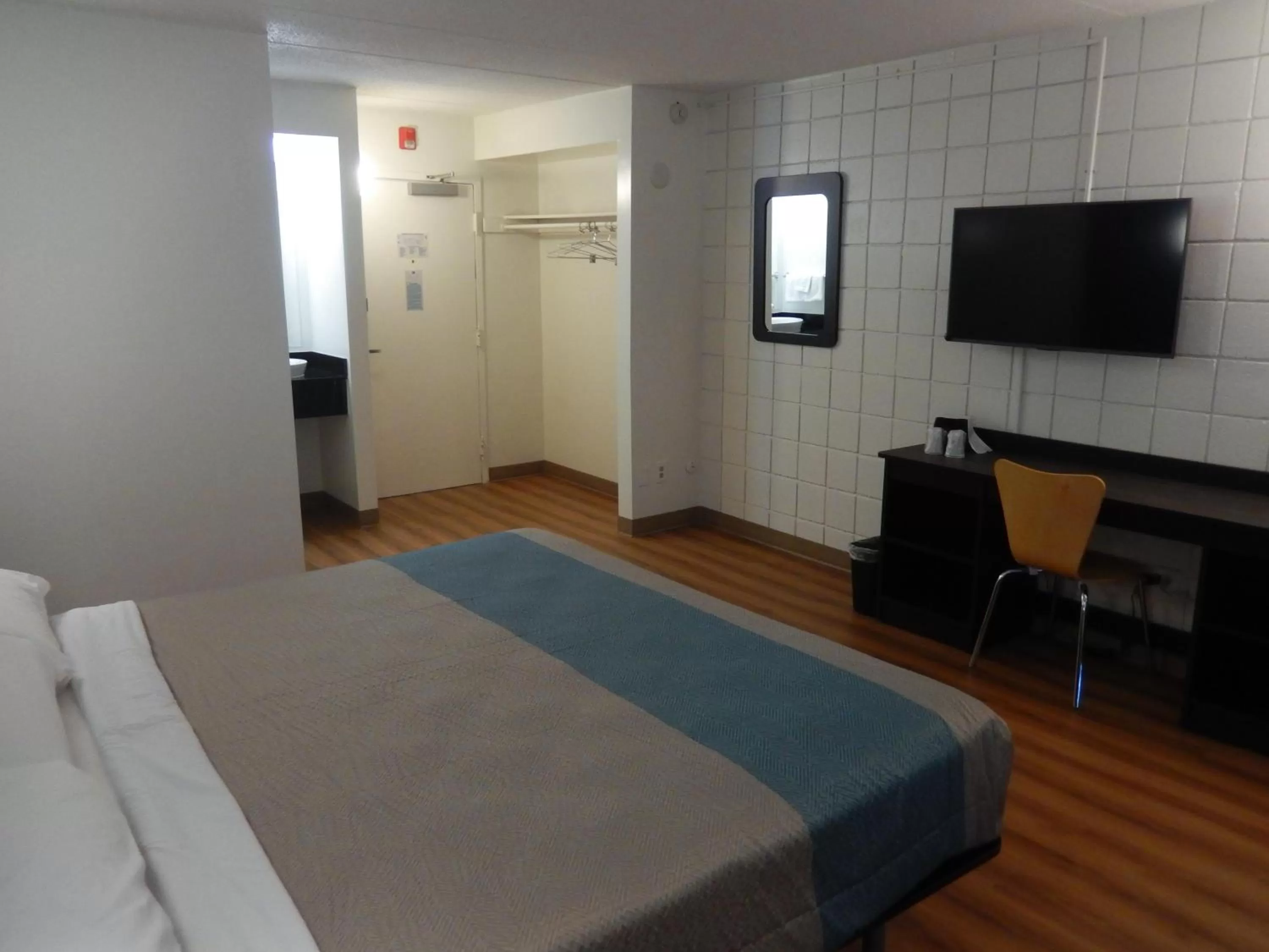 Photo of the whole room, Bed in Motel 6-Somers Point, NJ - Ocean City - Wild Wood Beach