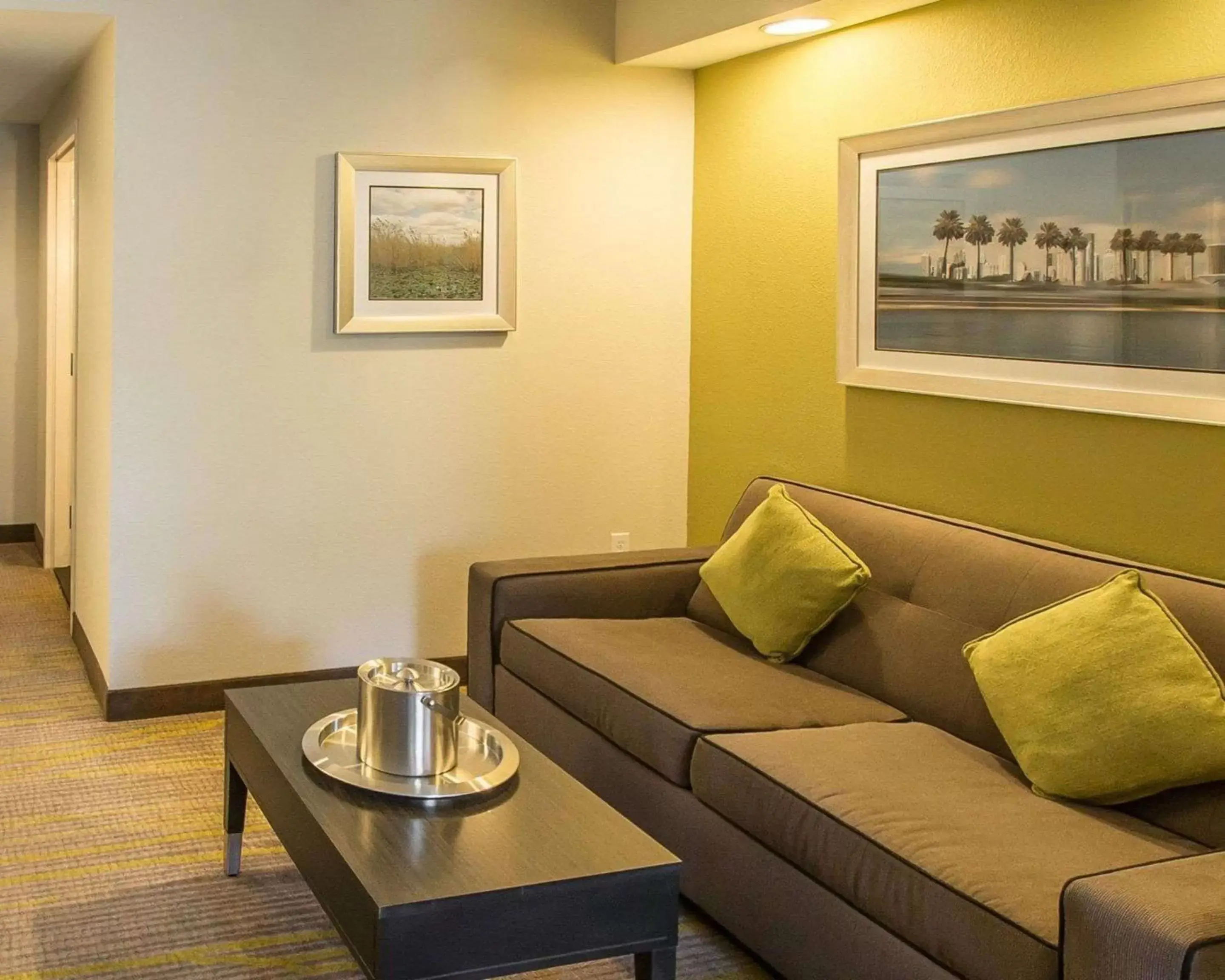 Photo of the whole room, Seating Area in Comfort Suites Miami Airport North