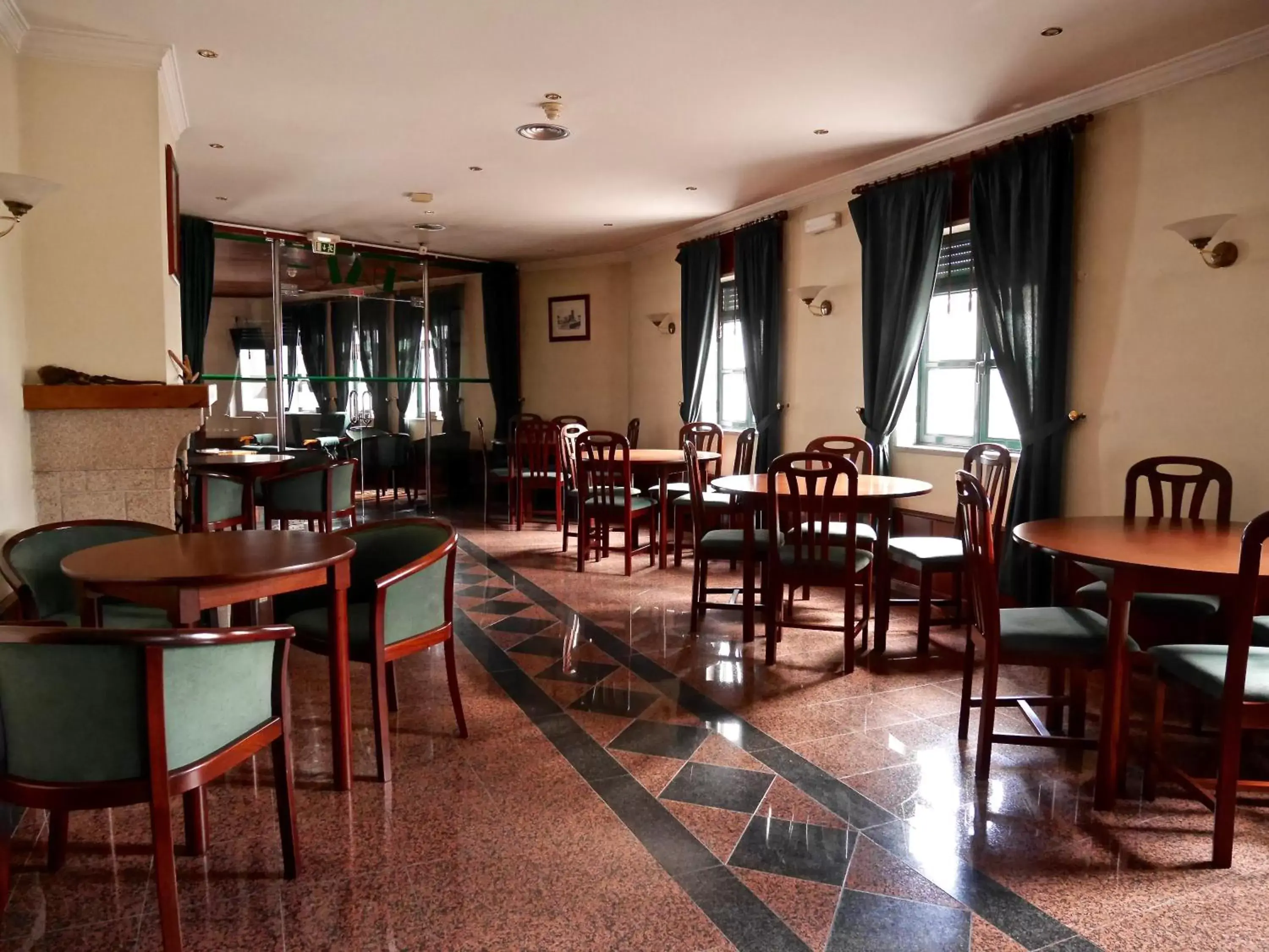 Lounge or bar, Restaurant/Places to Eat in Hotel Trindade Coelho