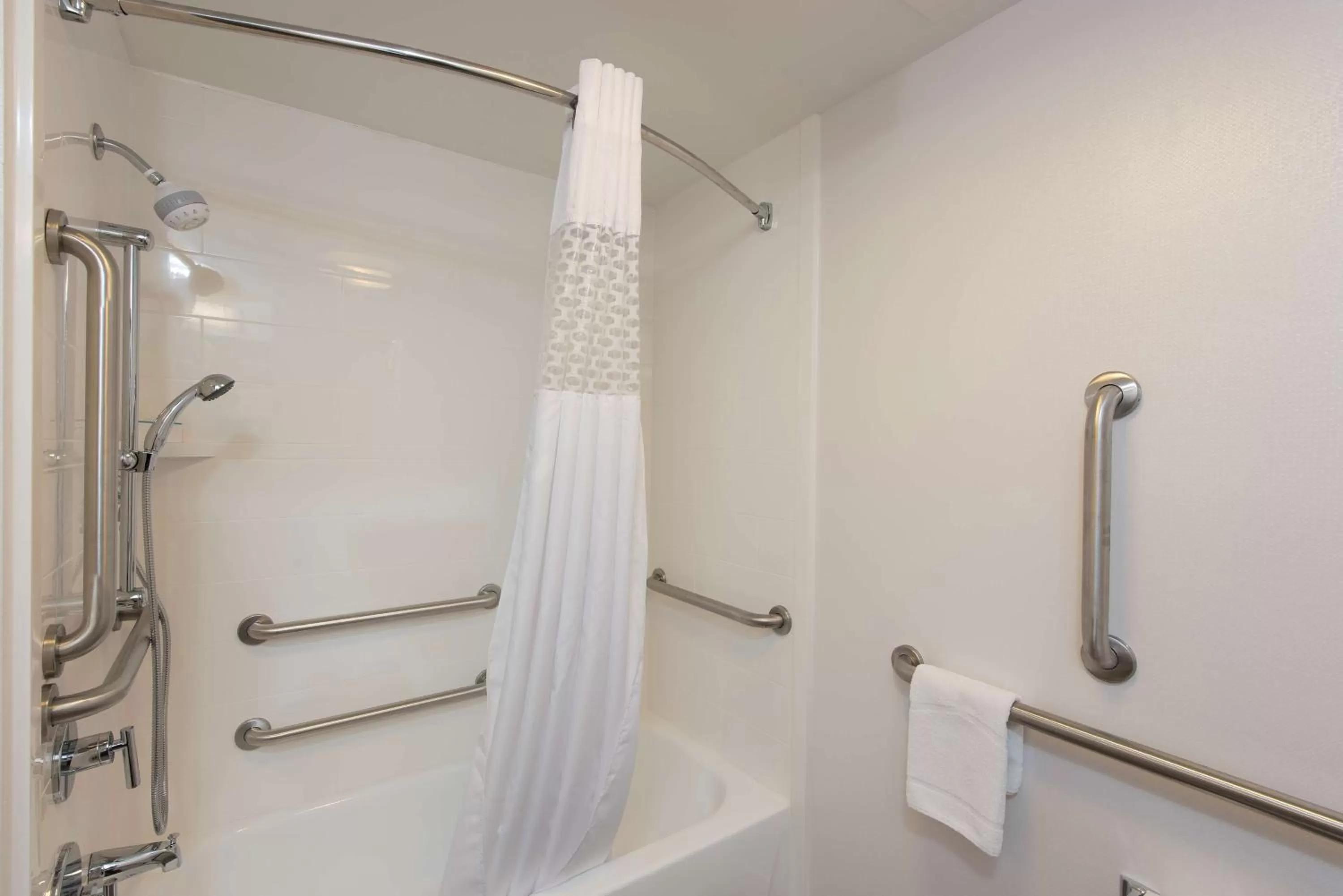 Bathroom in Hampton Inn Grand Rapids-South