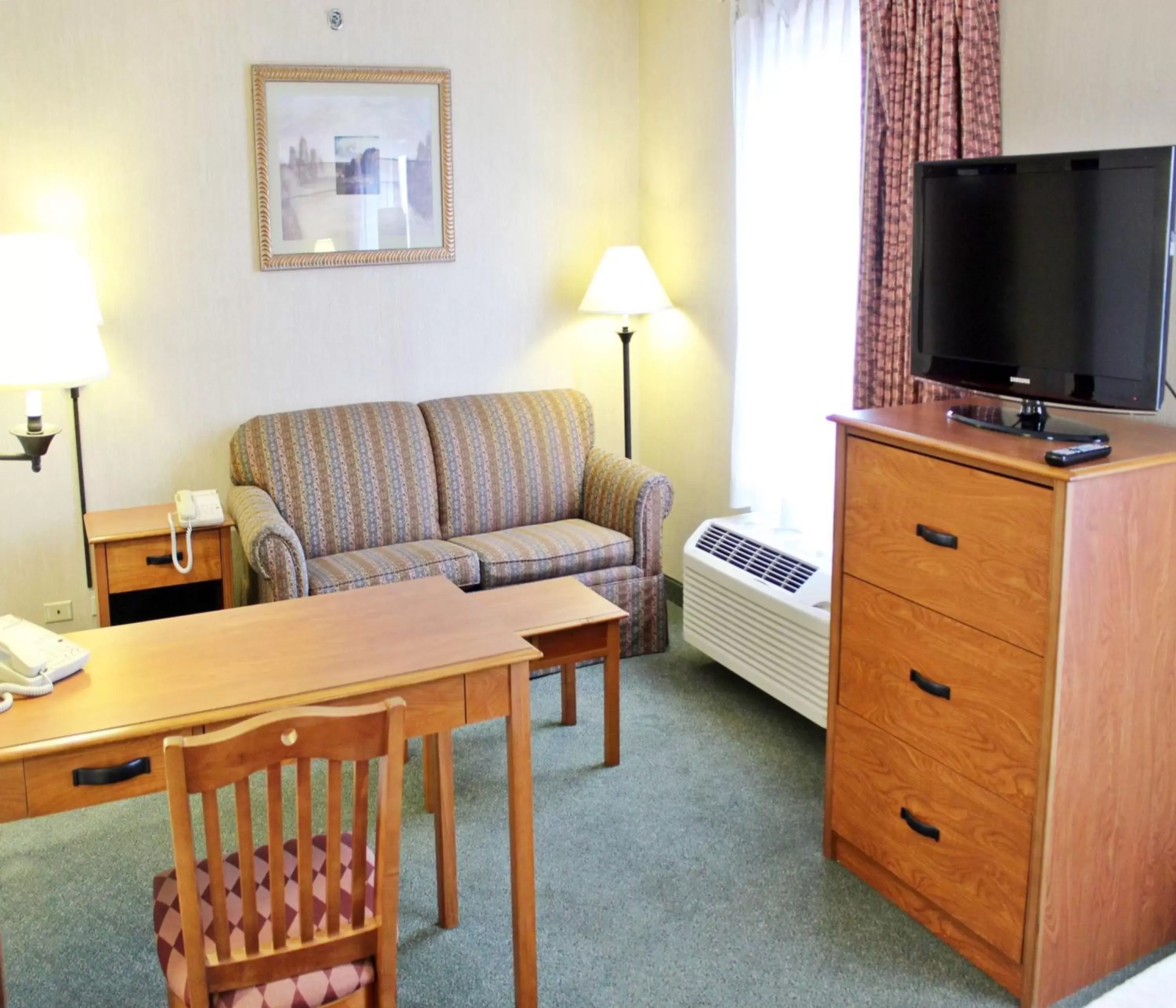 Bedroom, Seating Area in Hampton by Hilton Saltillo Zona Aeropuerto