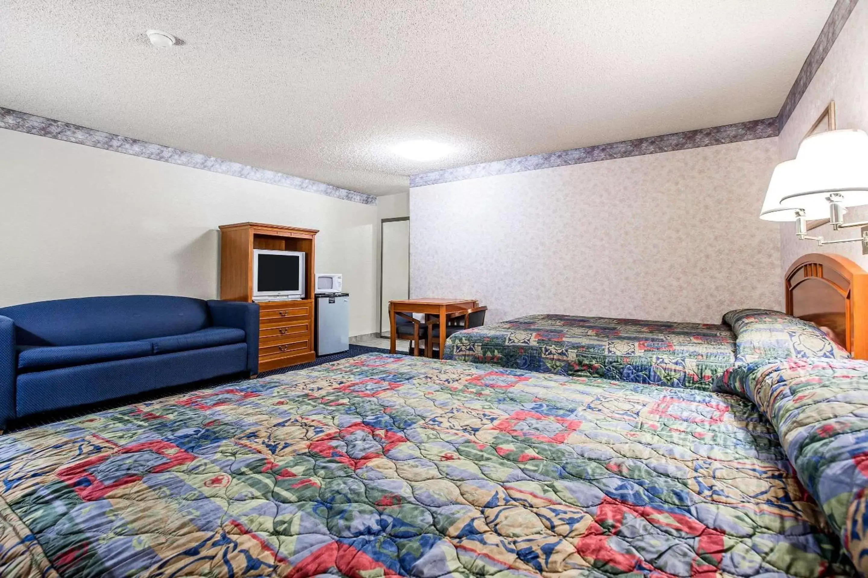 Photo of the whole room, Bed in Econo Lodge Inn & Suites near China Lake Naval Station