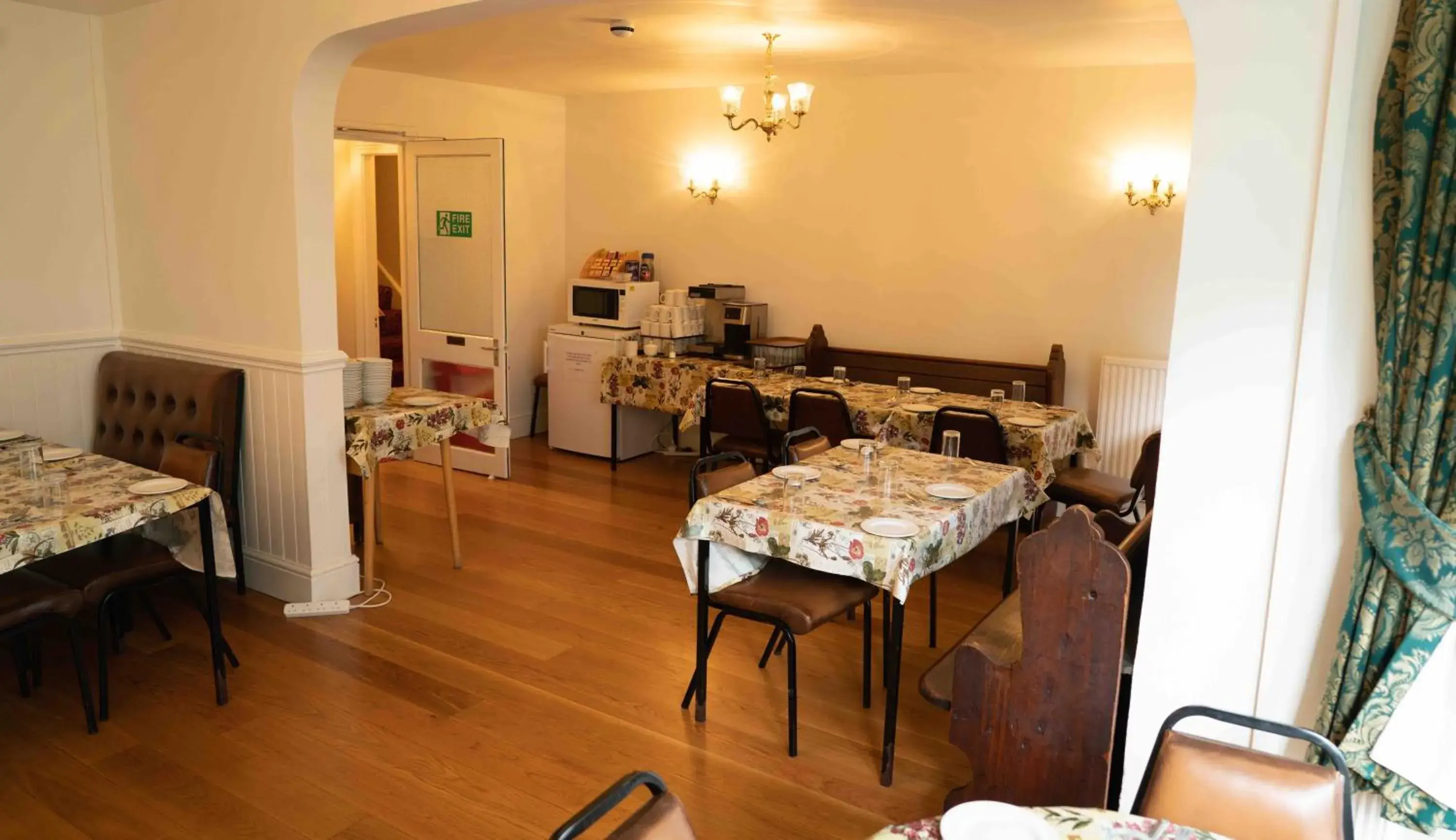Coffee/tea facilities, Dining Area in Llandudno Hostel