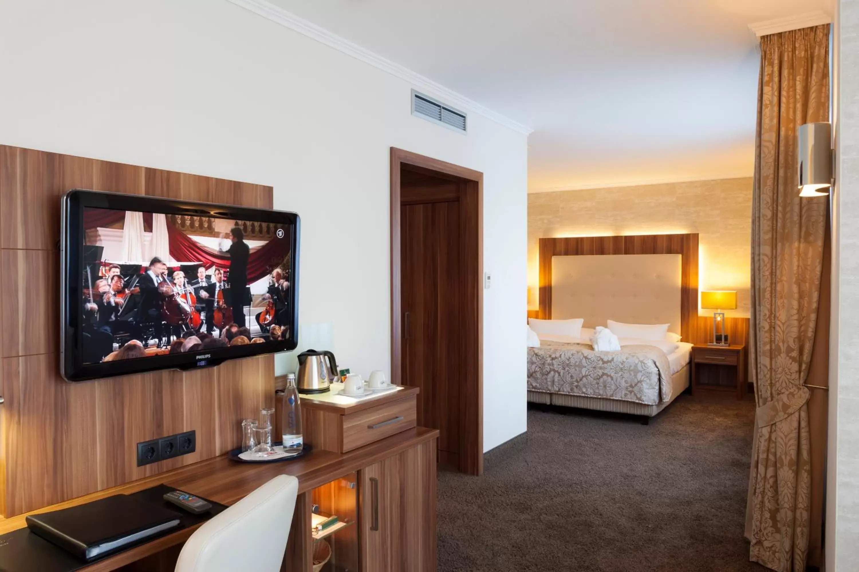 Photo of the whole room, TV/Entertainment Center in Best Western Plus Hotel Böttcherhof