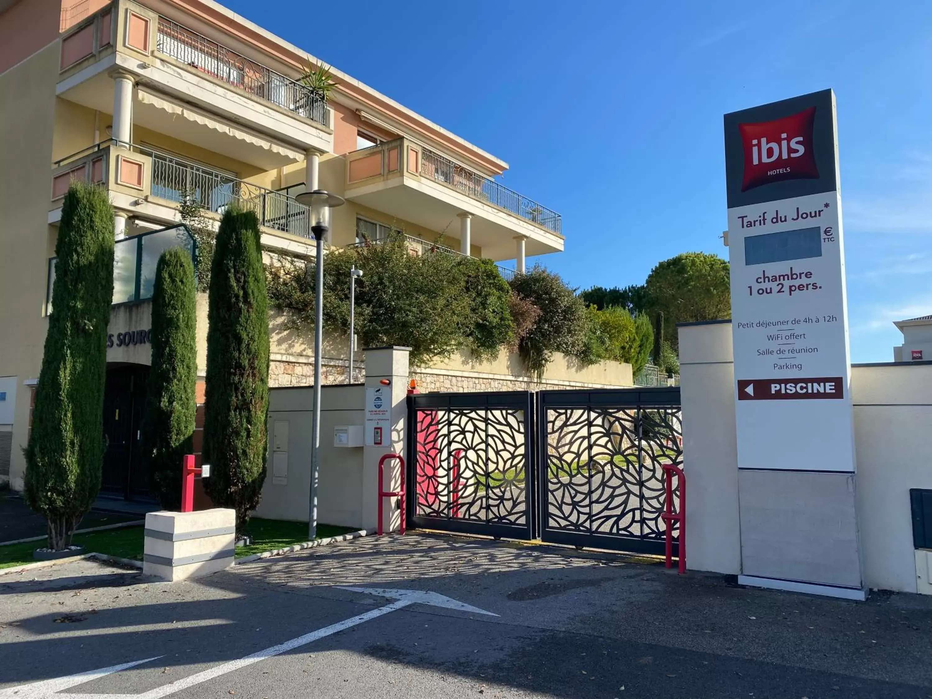 Facade/entrance, Property Building in IBIS Cannes Mouans Sartoux Piscine parking gratuit