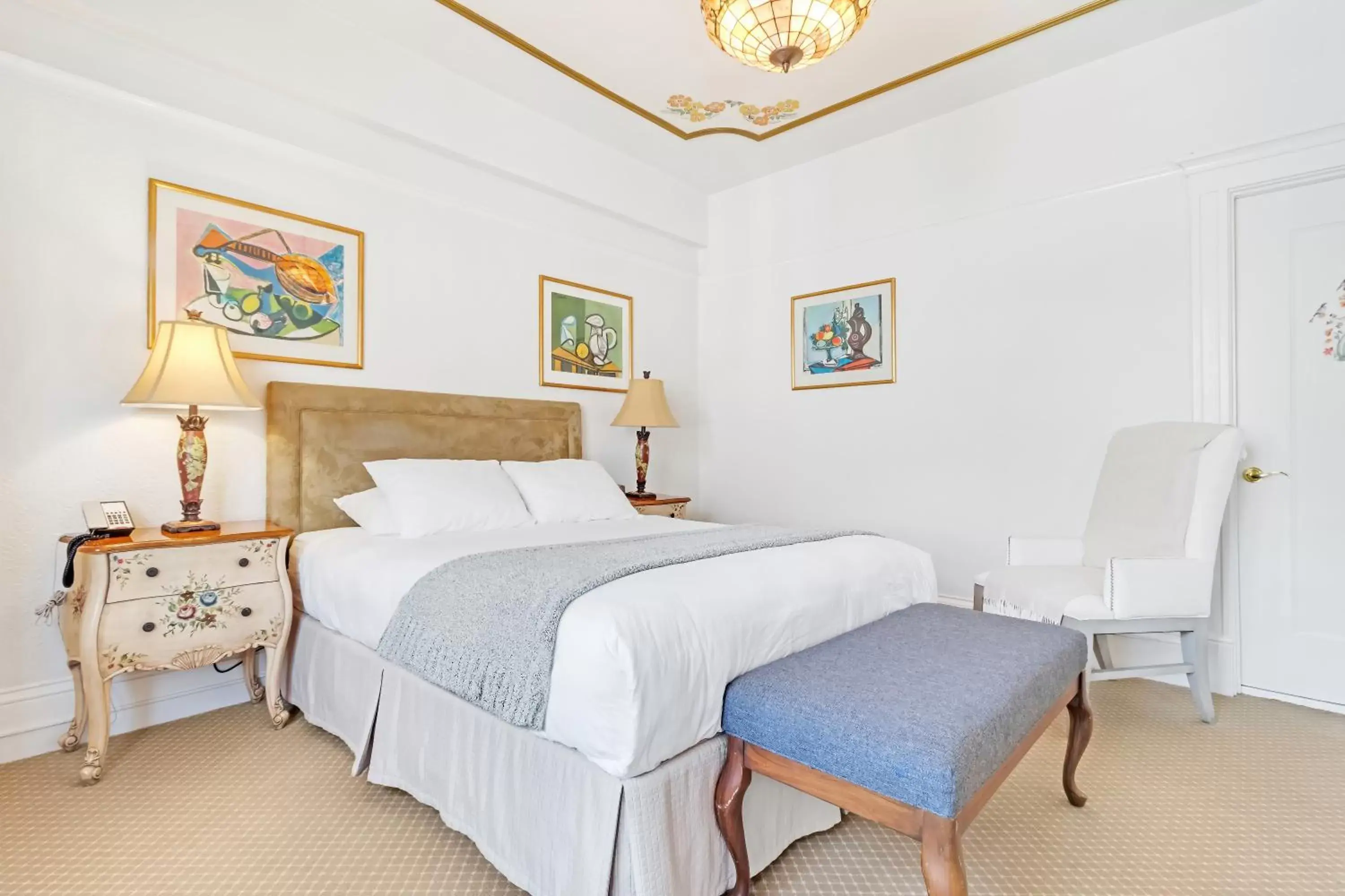 Bedroom, Bed in Cornell Hotel de France