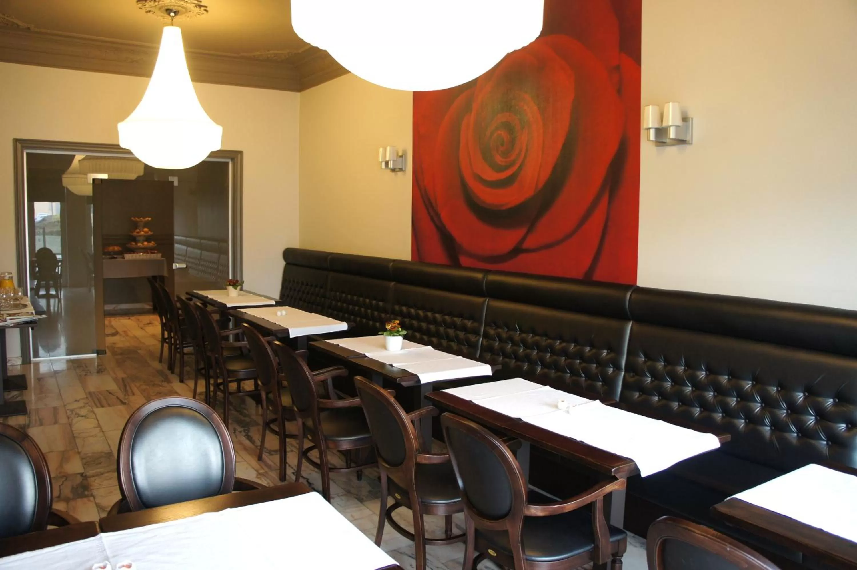 Restaurant/places to eat in Belrom Hotel