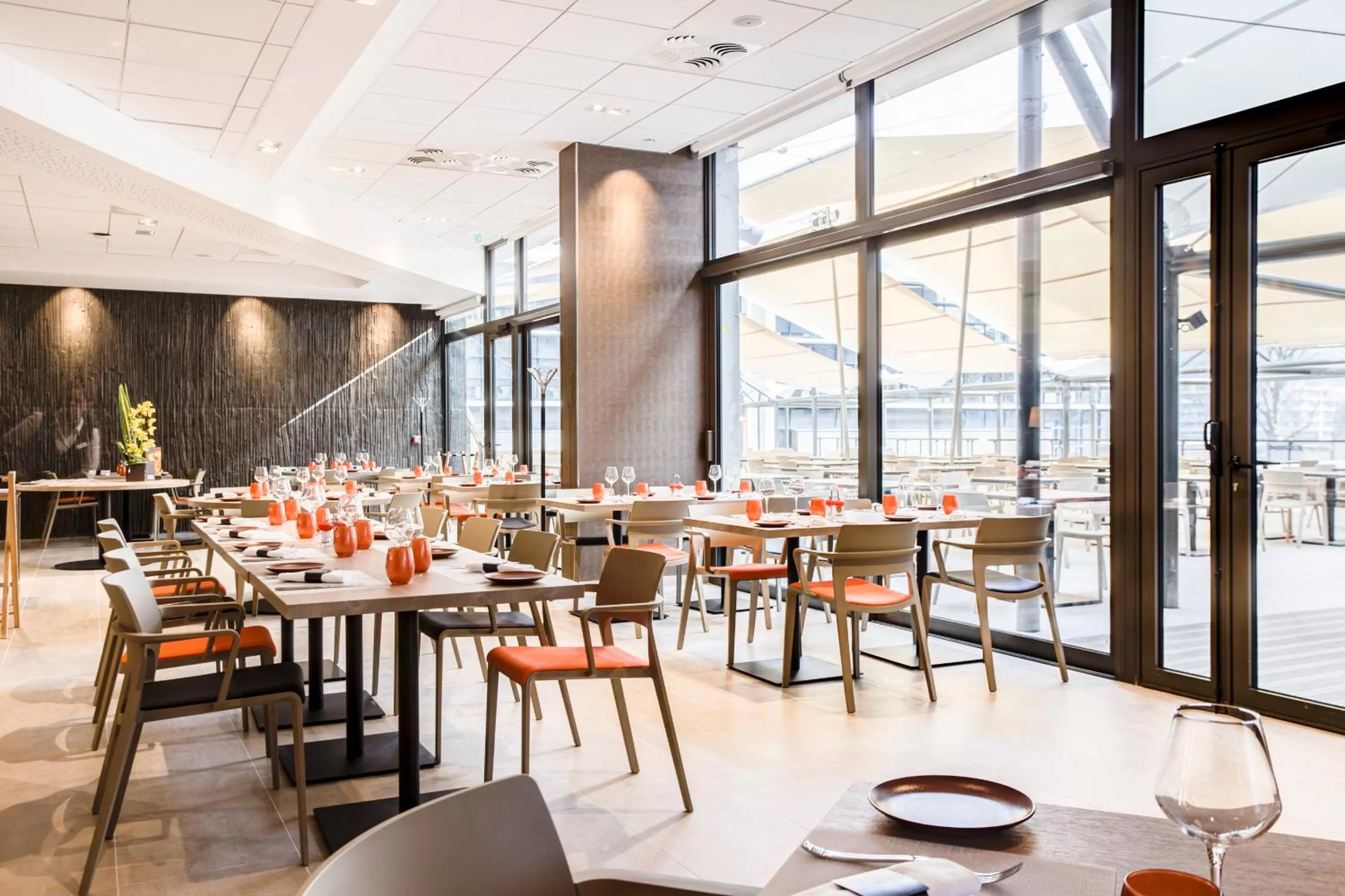 Restaurant/places to eat in Spark by Hilton Lyon Park Saone