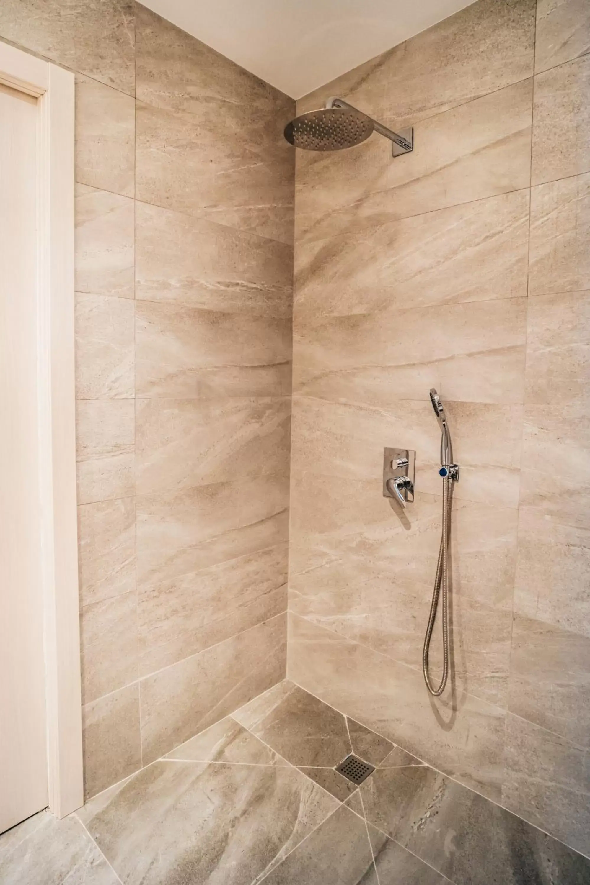 Shower, Bathroom in Arevalos Hotel