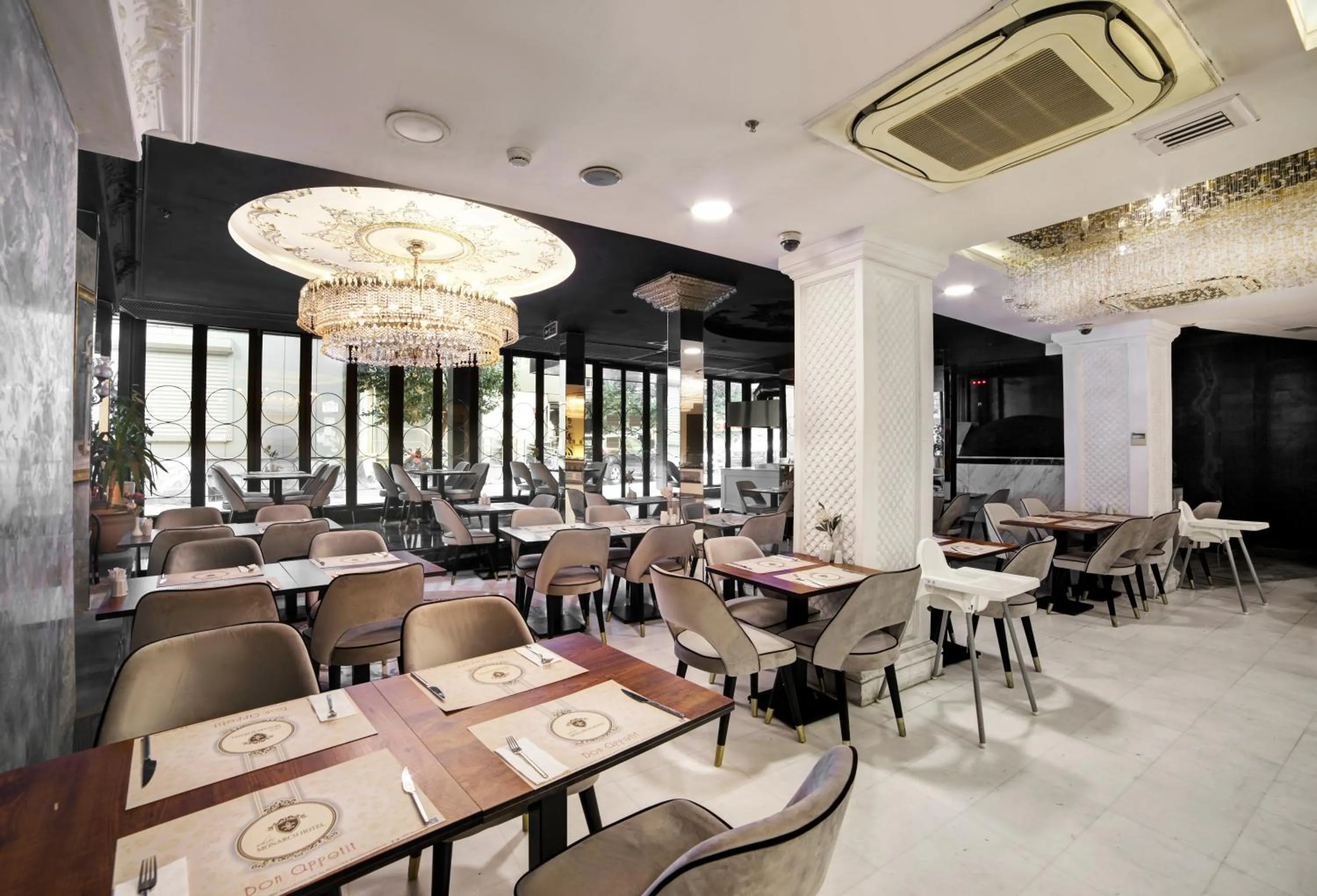 Restaurant/places to eat in White Monarch Hotel