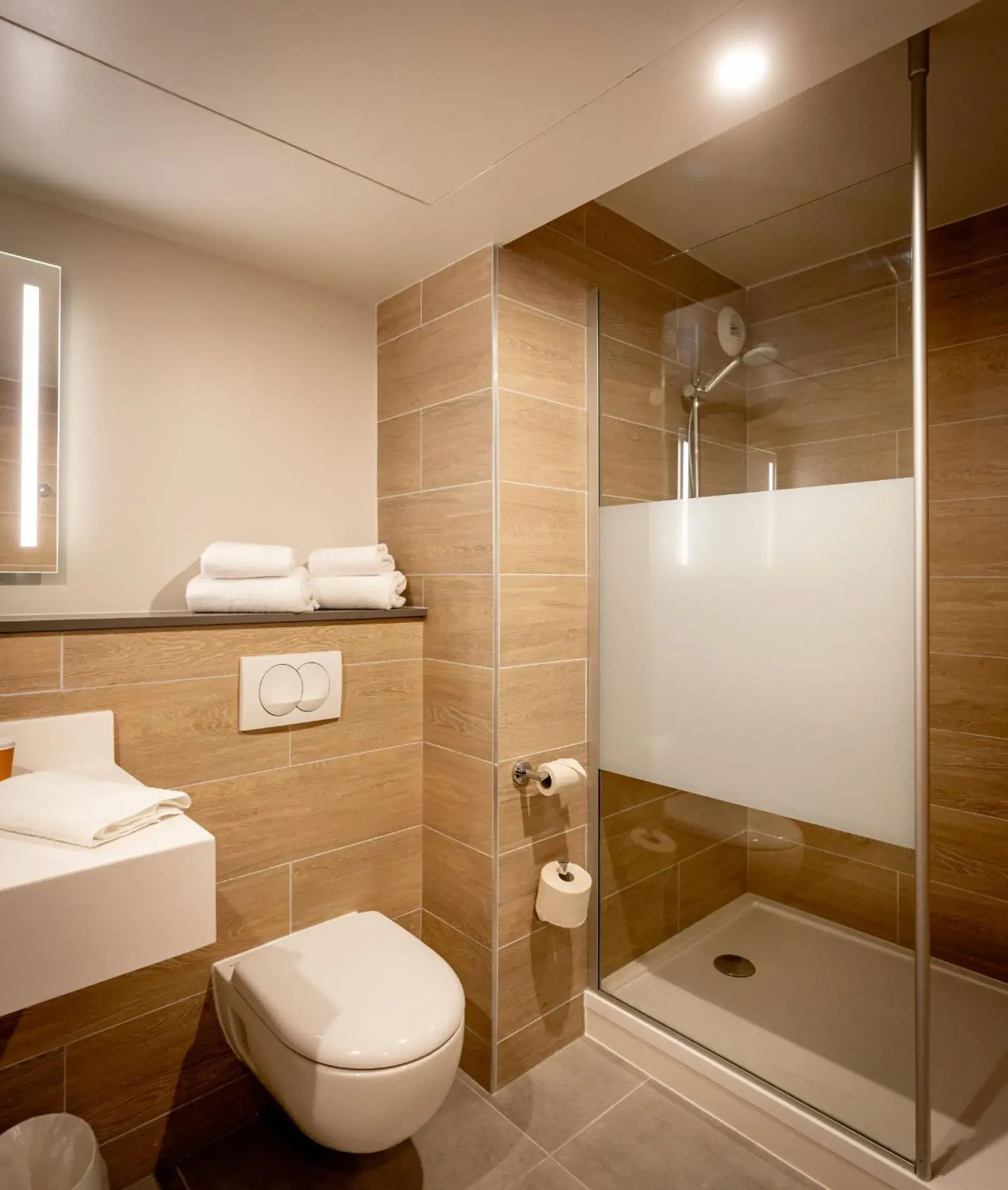 Bathroom in ibis Styles Valenciennes Petite Foret