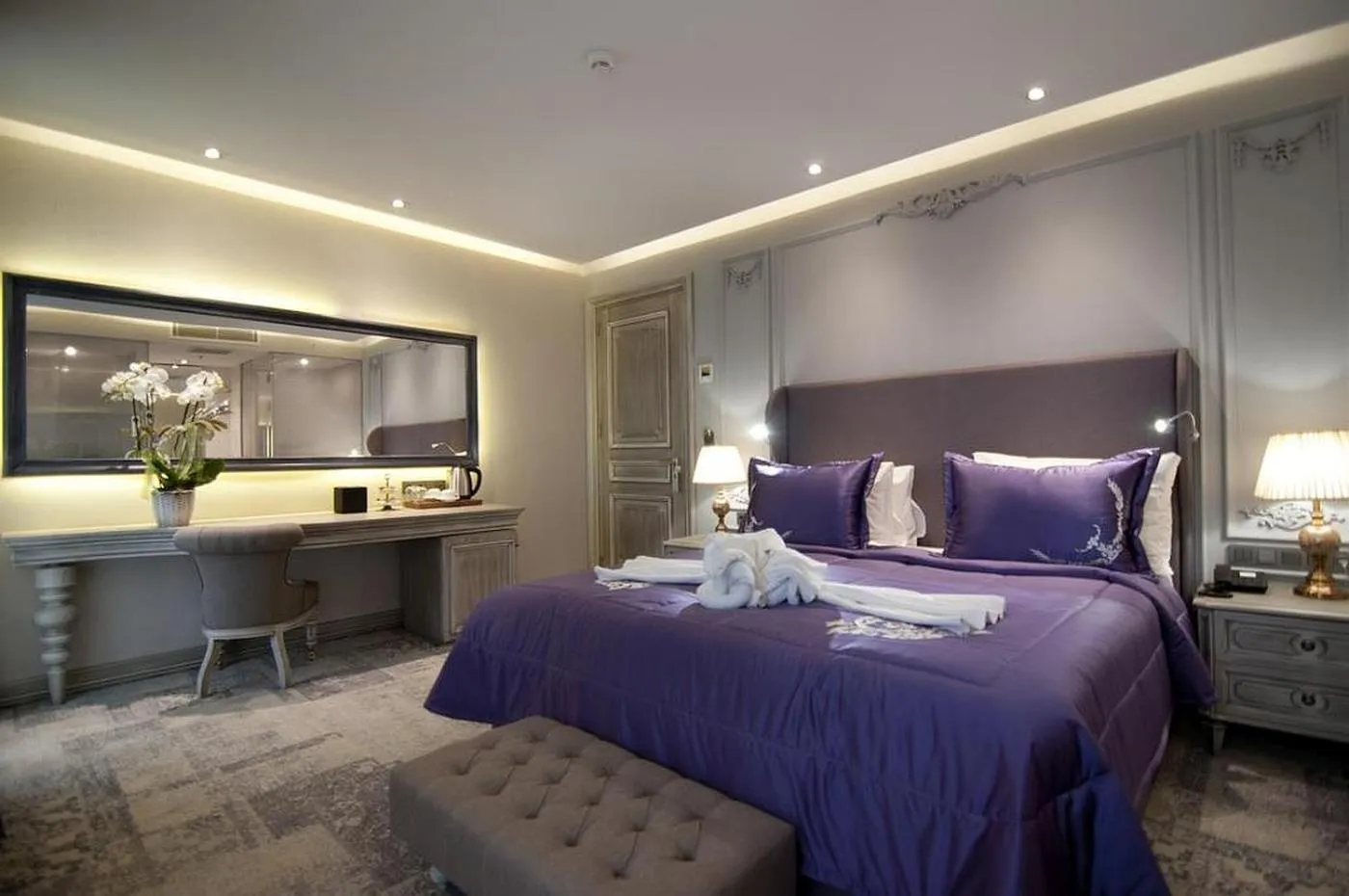 Photo of the whole room, Bed in TK Taxim Bosphorus Hotel