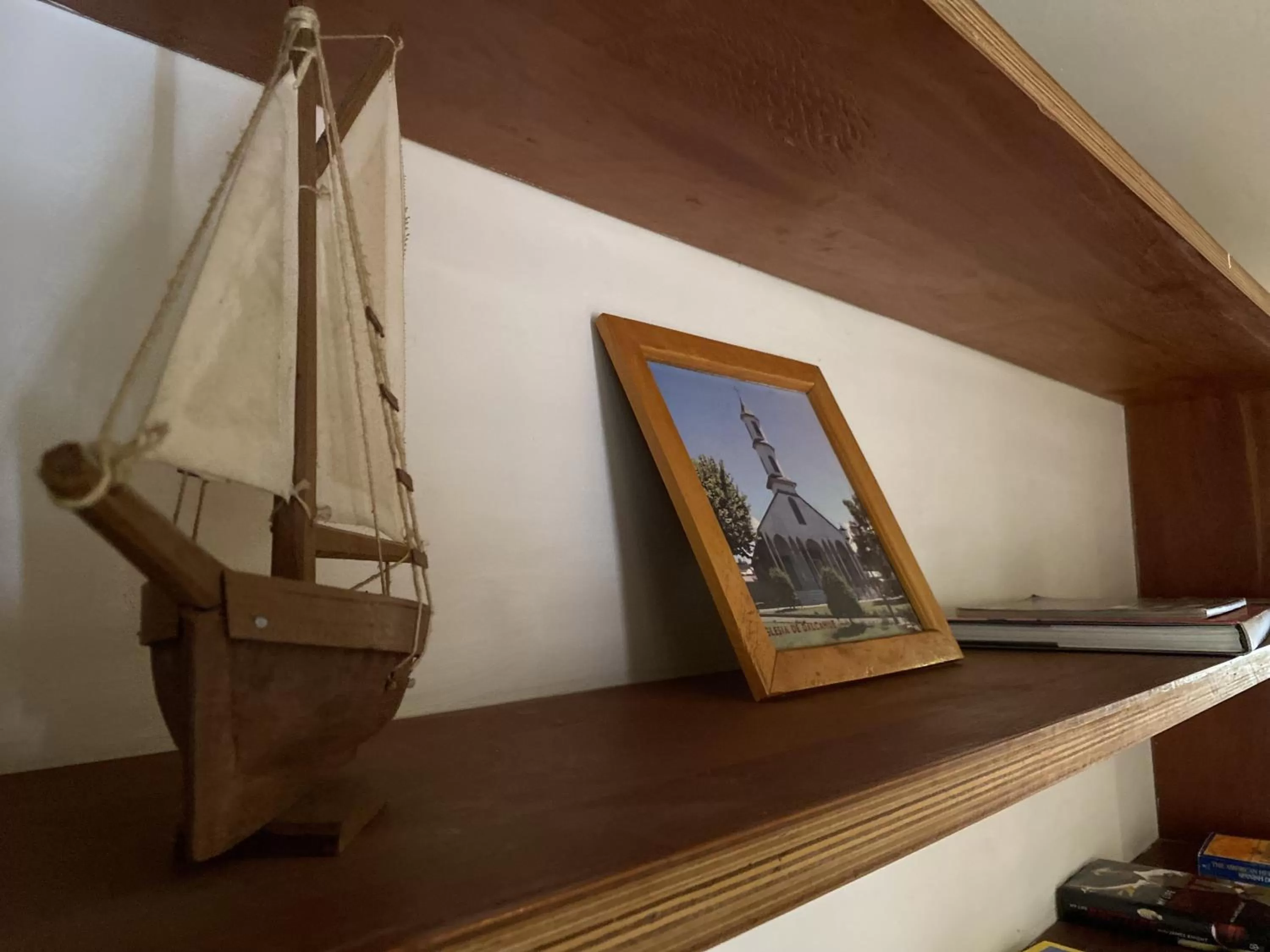 Decorative detail, TV/Entertainment Center in Palafito 1326 Hotel Boutique Chiloé