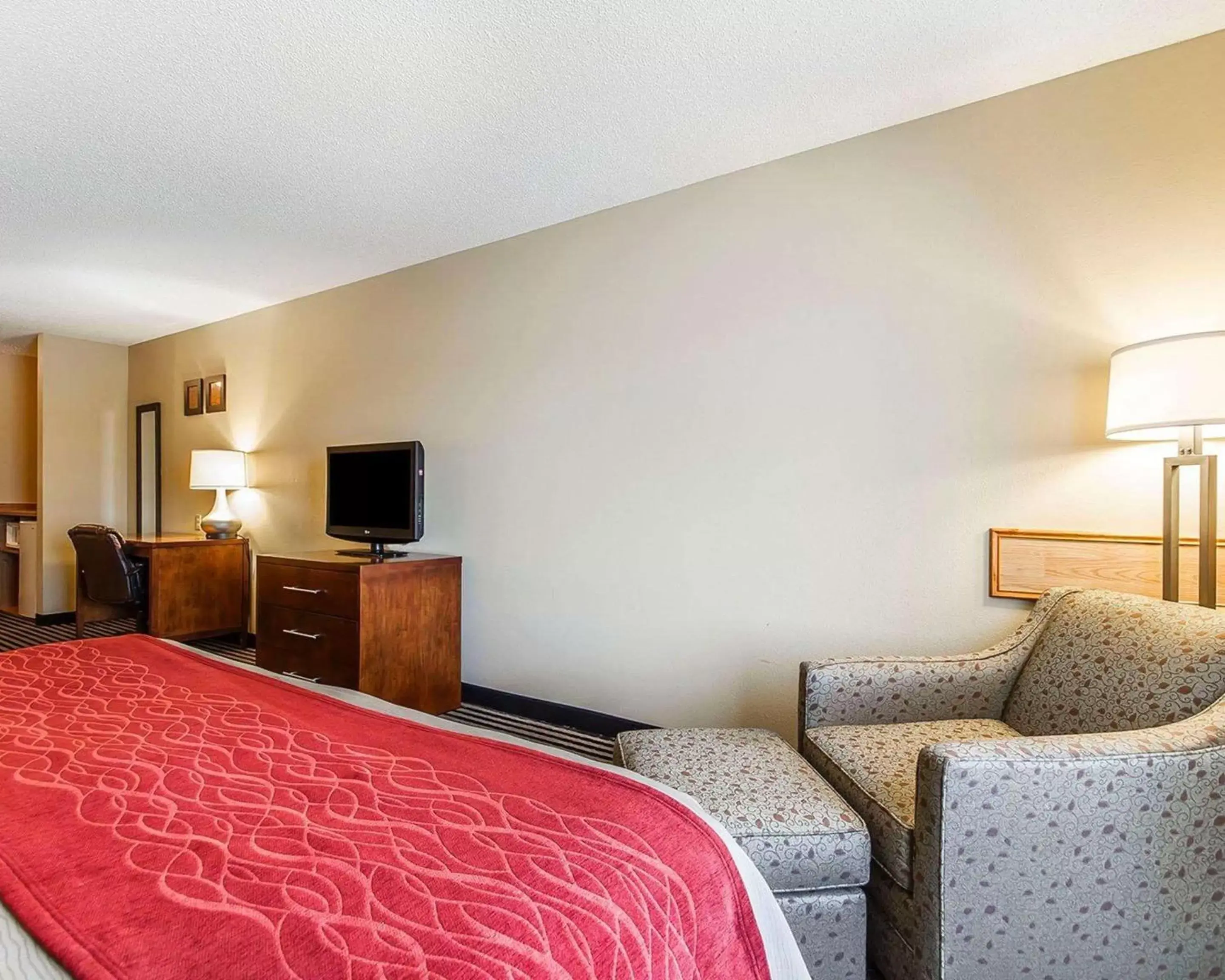 Photo of the whole room, Bed in Comfort Inn Owatonna near Medical Center