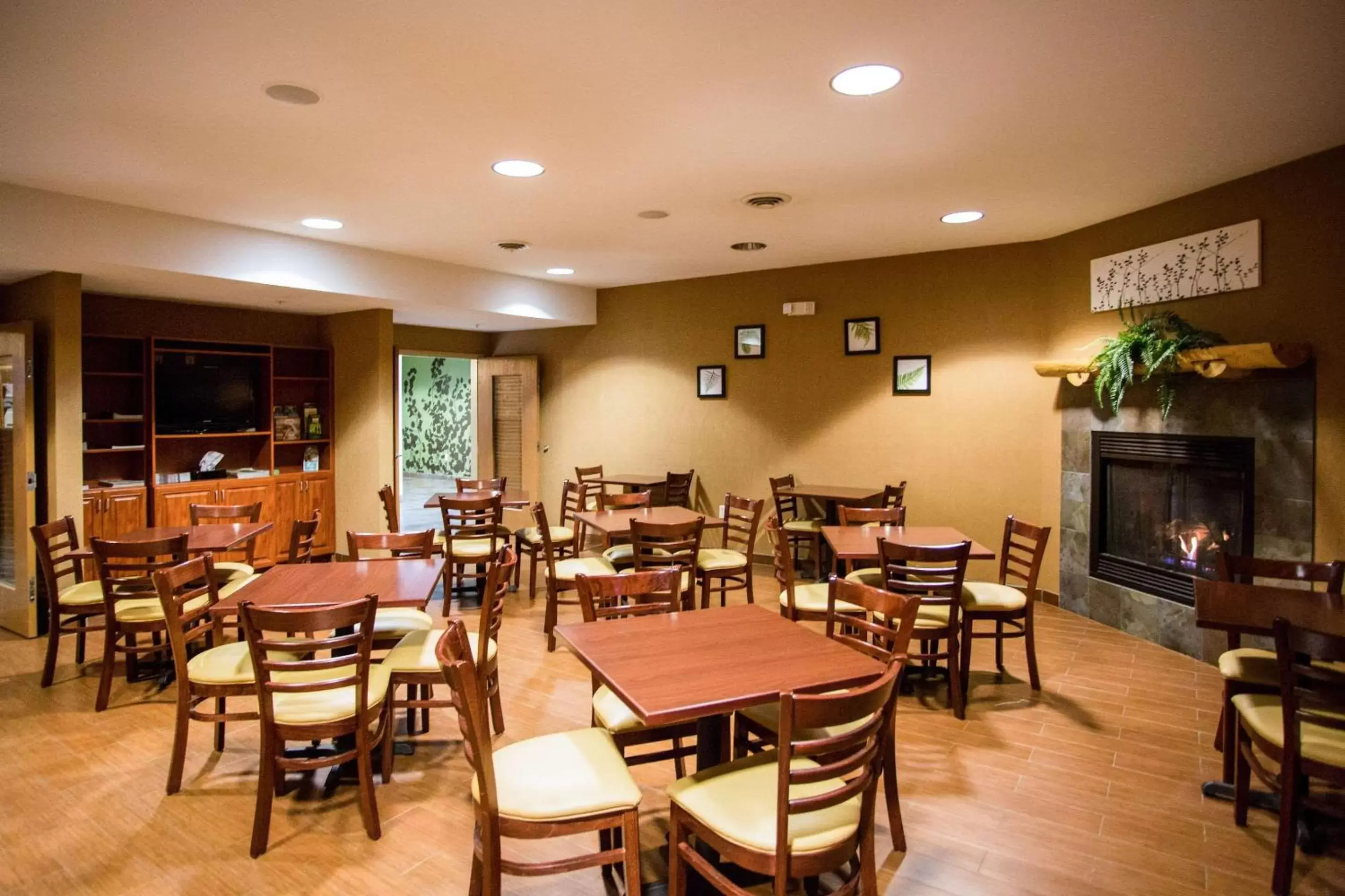 Restaurant/Places to Eat in Sleep Inn & Suites Conference Center Eau Claire
