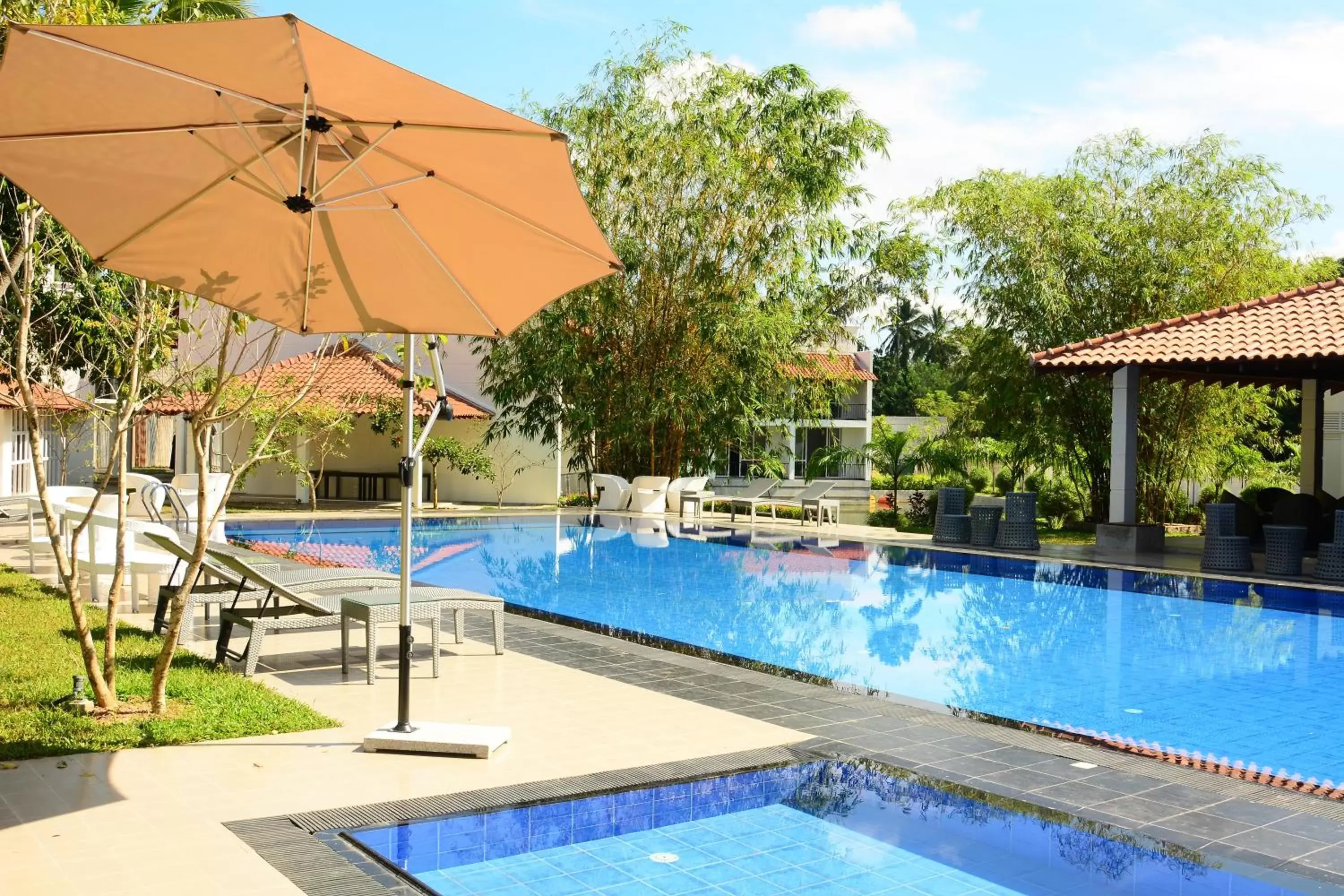 Swimming Pool in The Covanro Airport Hotel - Katunayake
