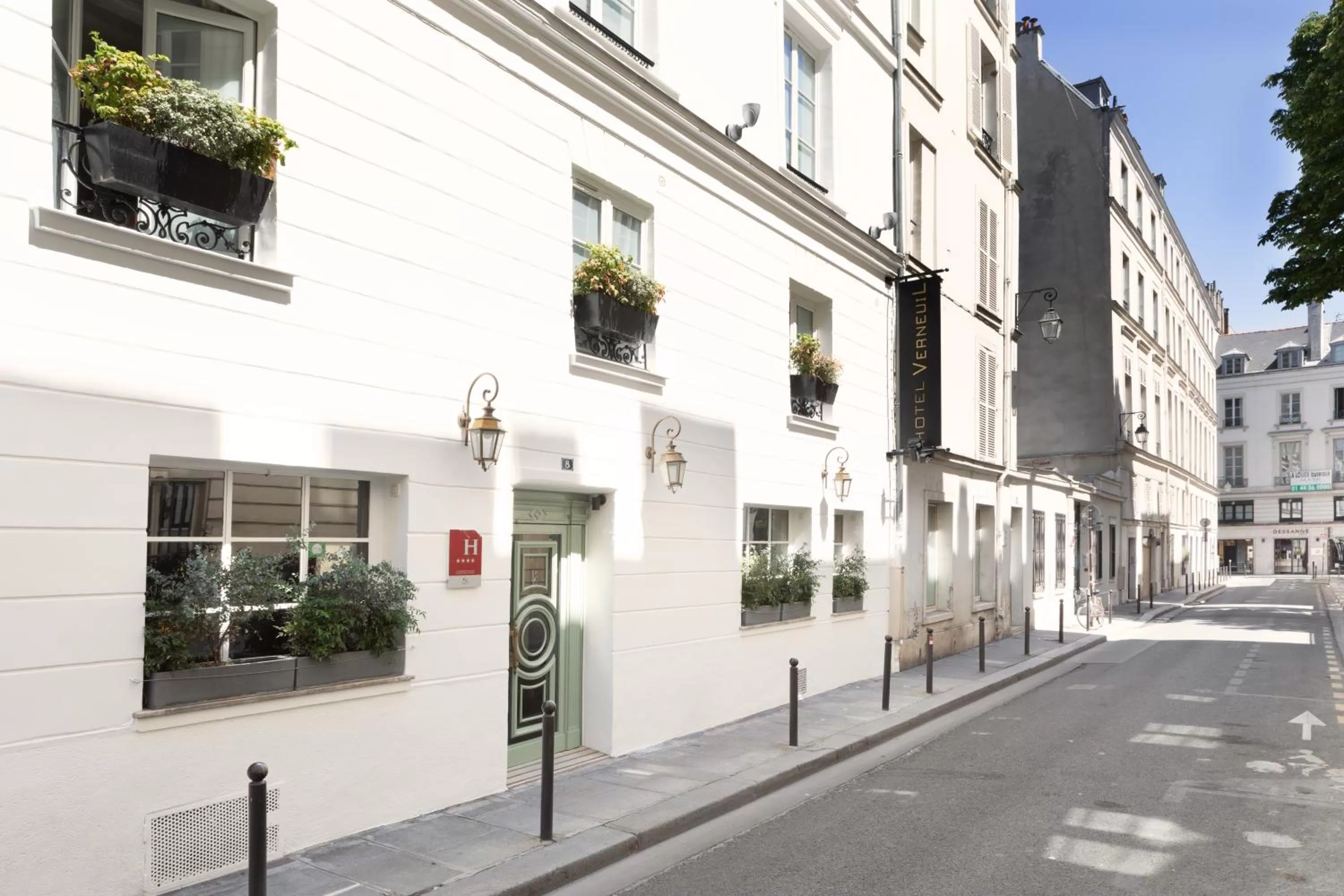 Property building in Hotel Verneuil Saint Germain