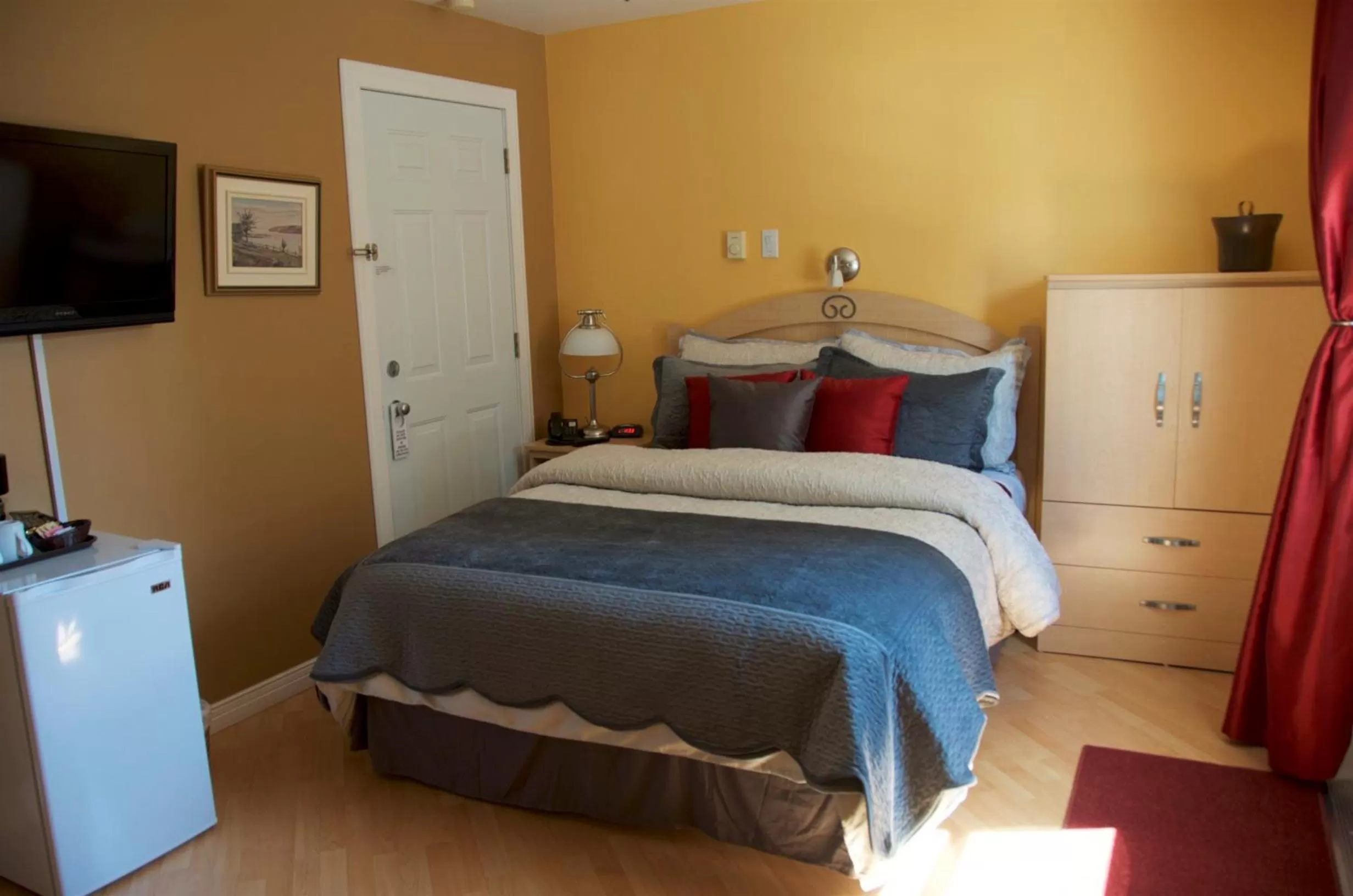 Photo of the whole room, Bed in Motel Des Cascades