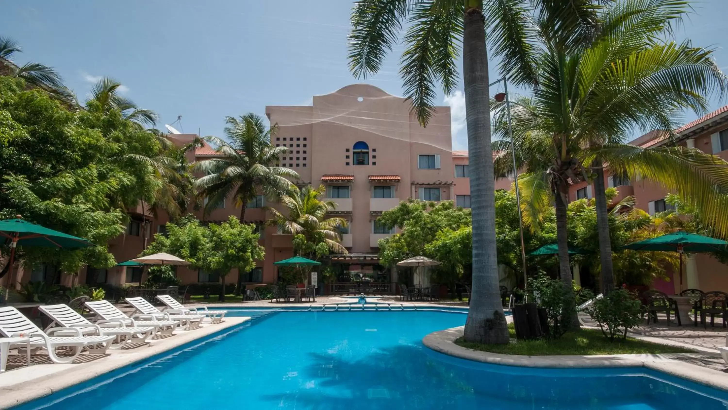 Swimming pool, Property Building in Holiday Inn Ciudad Del Carmen, an IHG Hotel