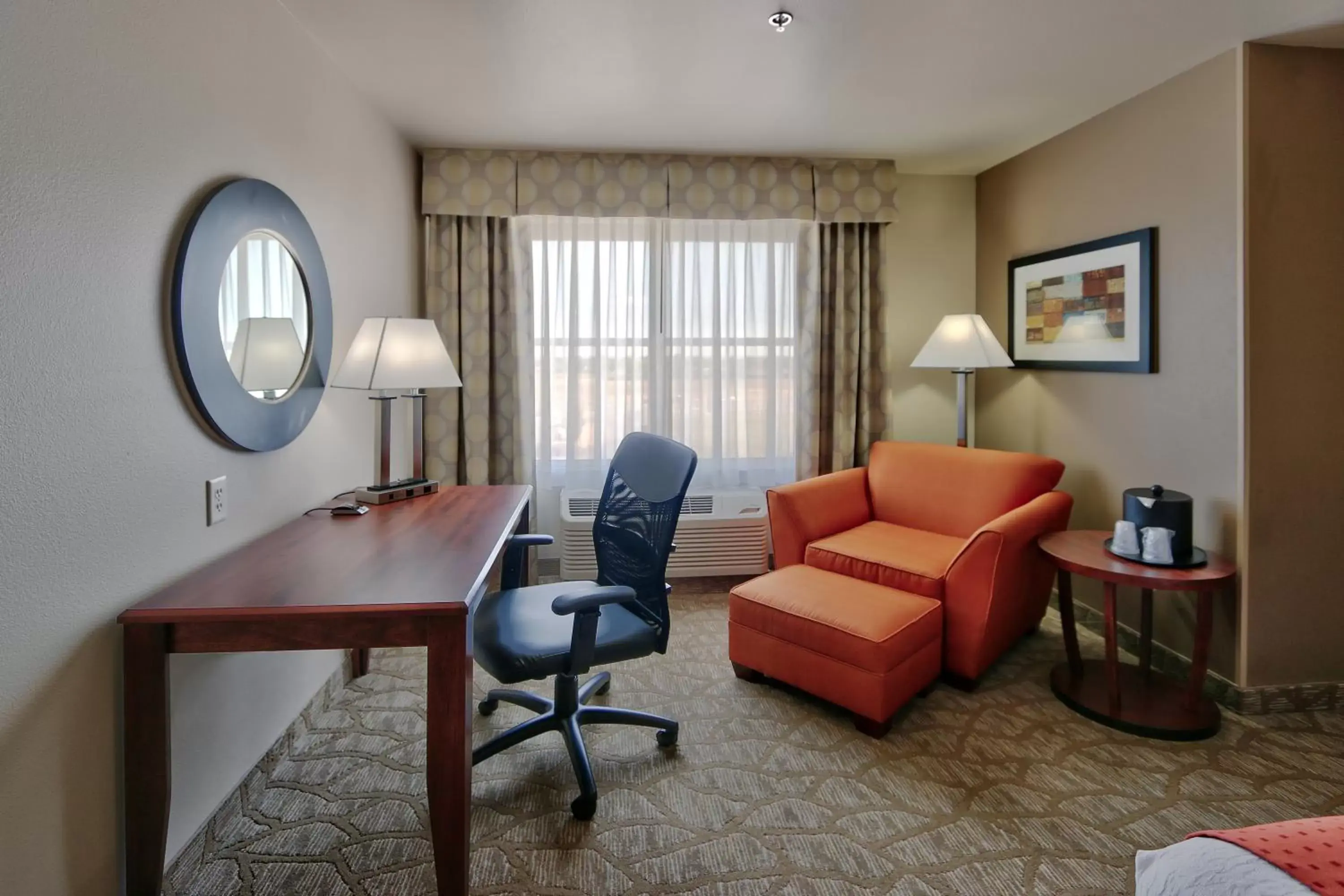 Photo of the whole room, Seating Area in Holiday Inn Roswell, an IHG Hotel
