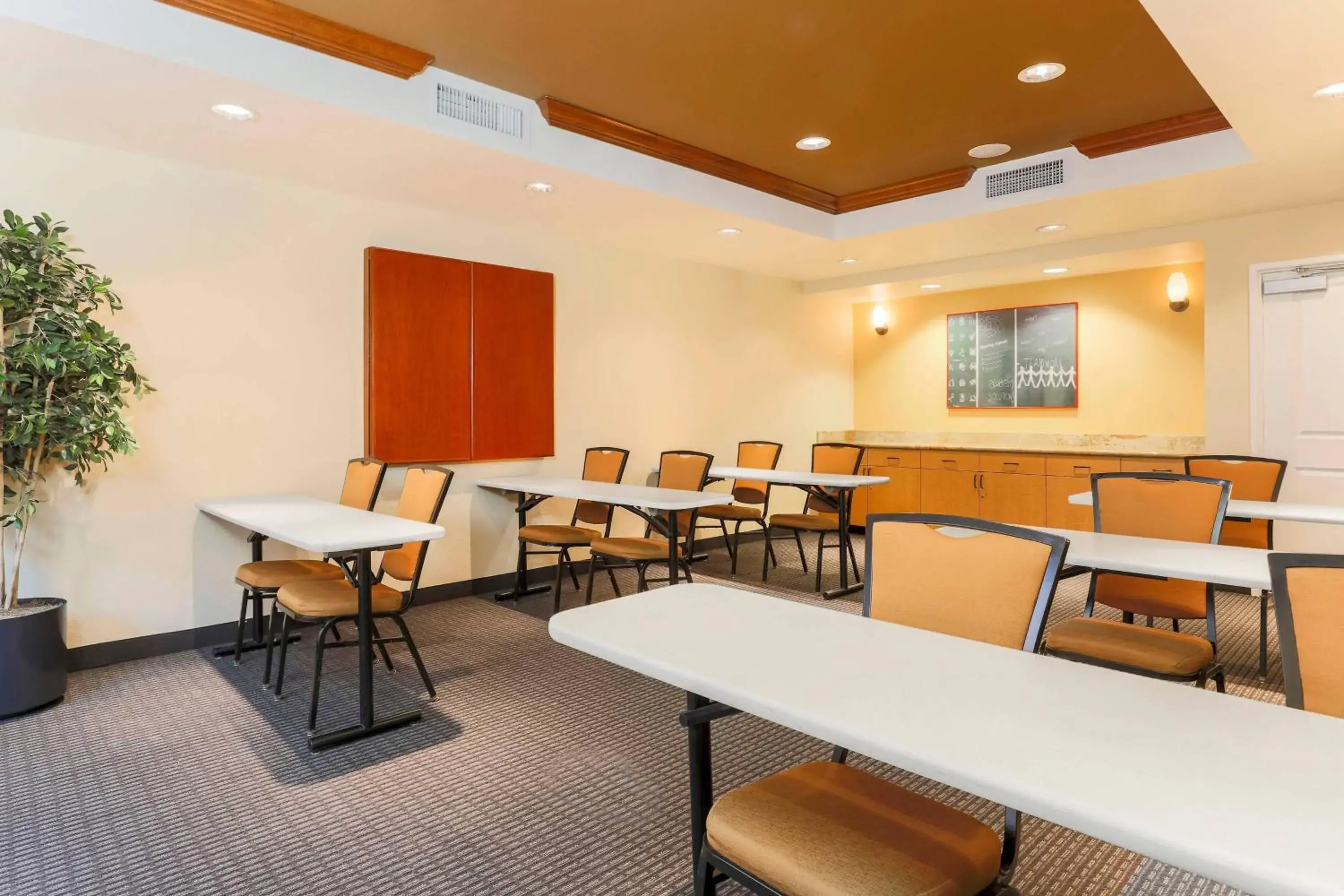 Meeting/conference room, Restaurant/Places to Eat in TownePlace Suites by Marriott Yuma