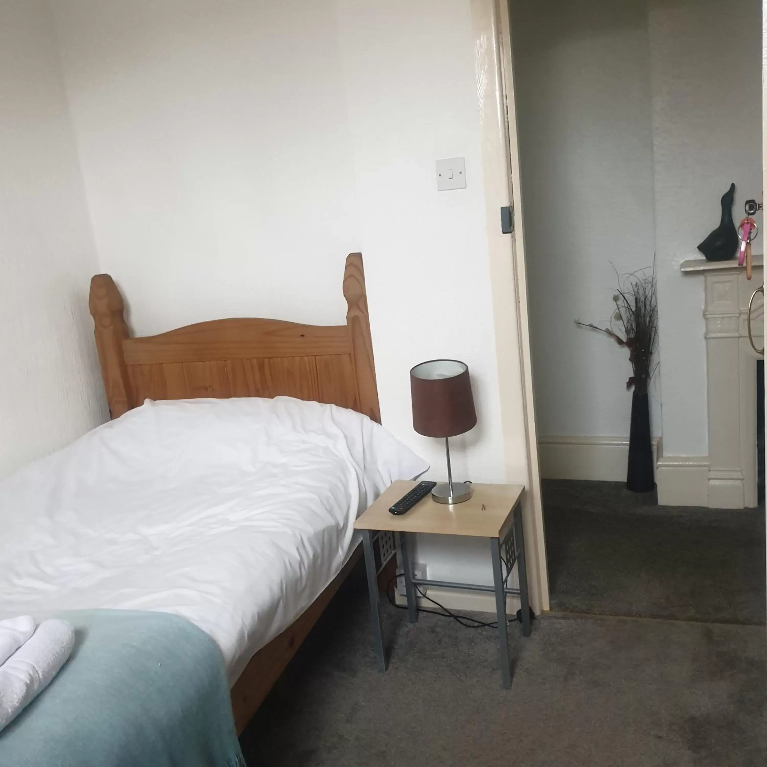 Photo of the whole room, Bed in THE WHEATSHEAF INN