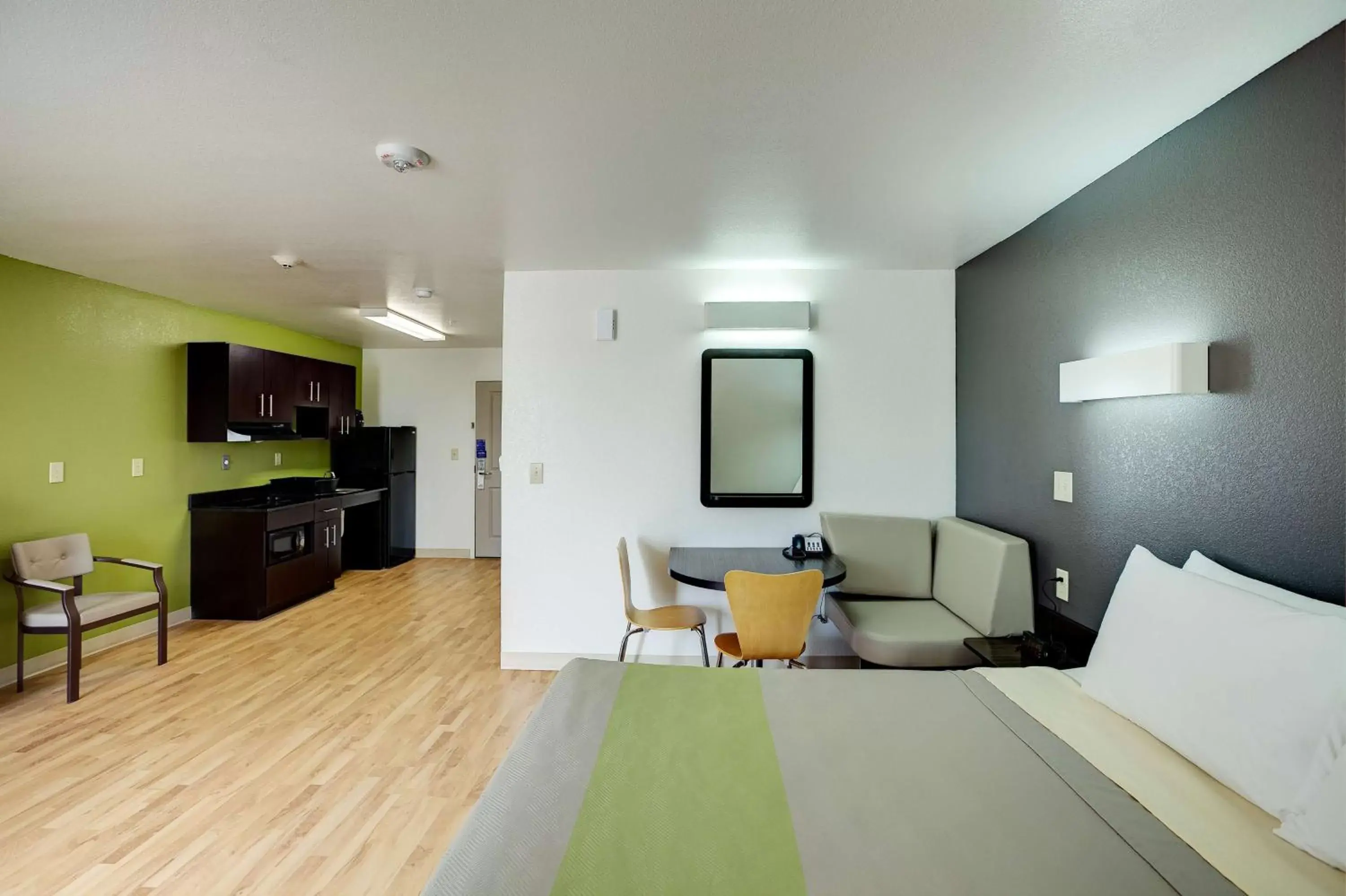 Kitchen or kitchenette, Bed in Studio 6-Sweetwater, TX Kitchen or kitchenette, Bed in Studio 6-Sweetwater, TX