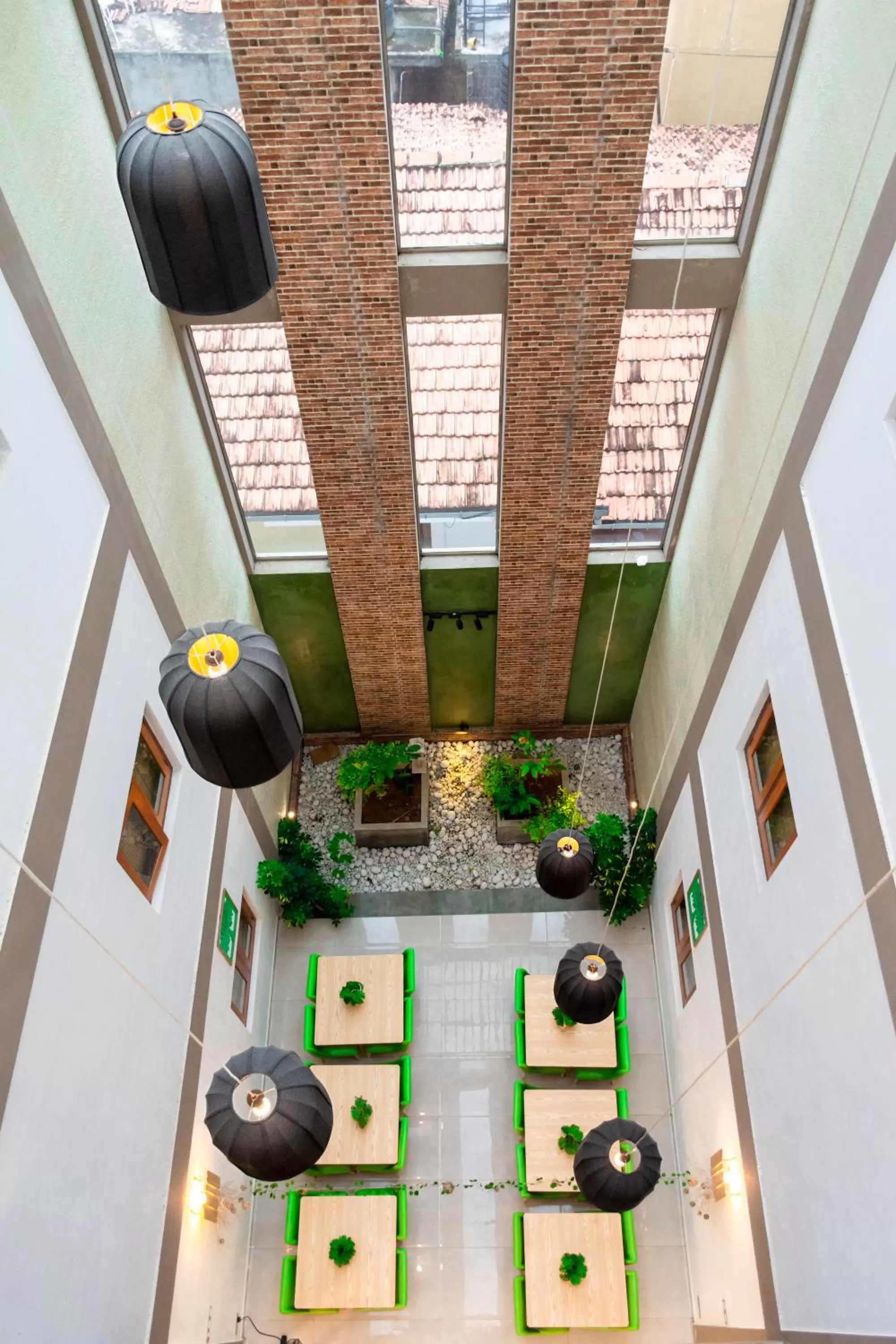 Restaurant/places to eat in J leaf Hotel by Blue Bird