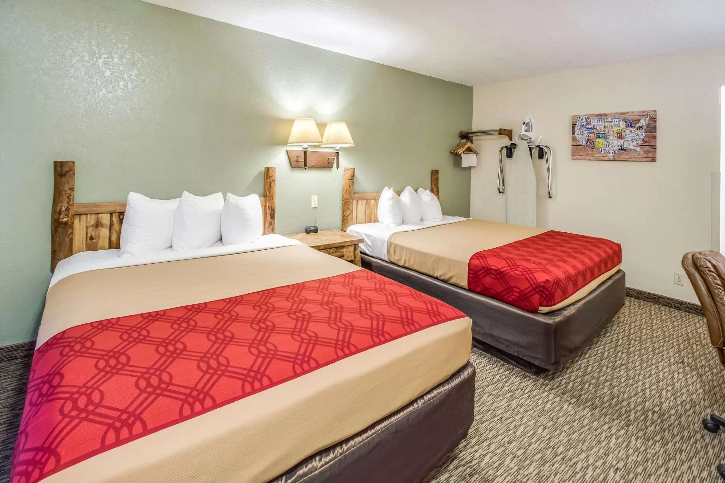 Photo of the whole room, Bed in Econo Lodge, Downtown Custer Near Custer State Park and Mt Rushmore