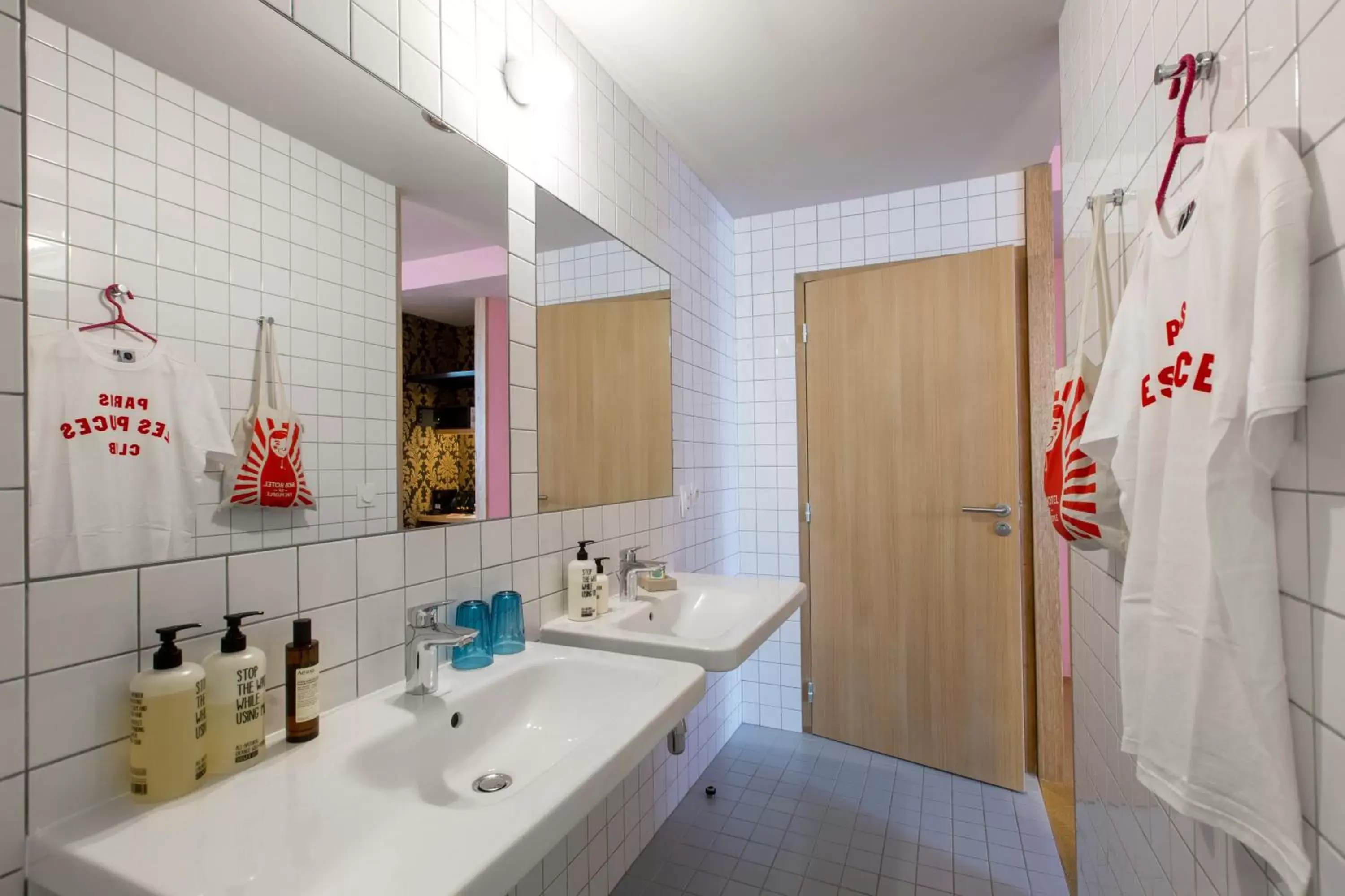 Shower, Bathroom in MOB HOTEL Paris Les Puces