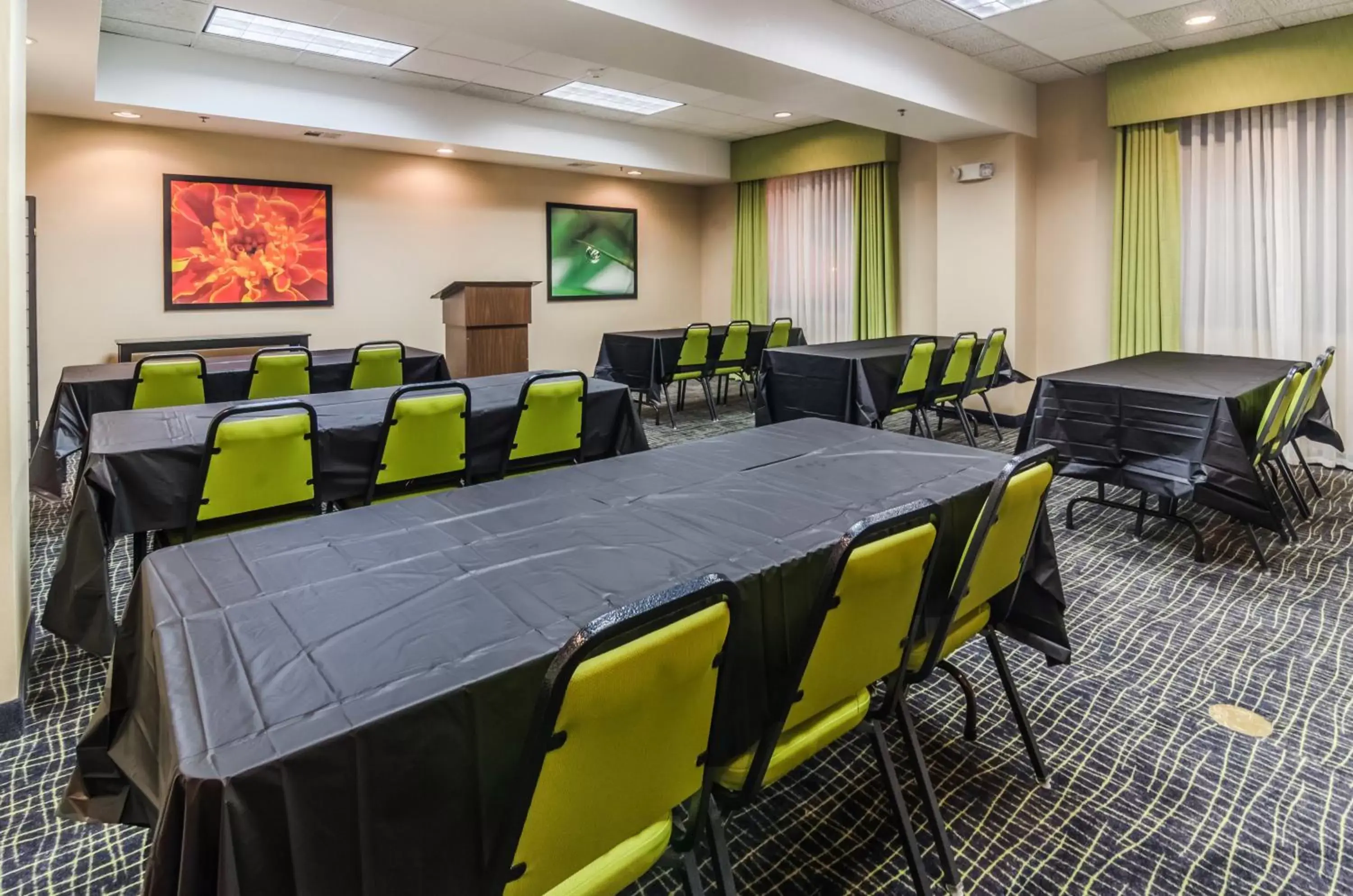 Meeting/conference room in Holiday Inn Express Hotel & Suites Vinita, an IHG Hotel