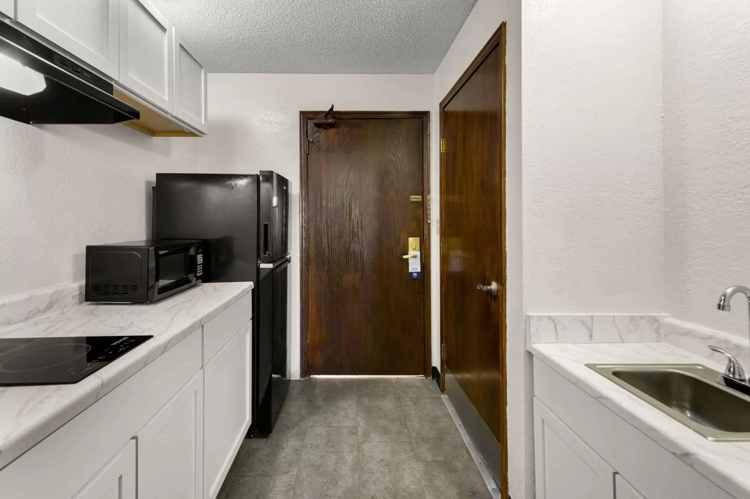 Bedroom, Kitchen/Kitchenette in Suburban Studios Kansas City Airport North