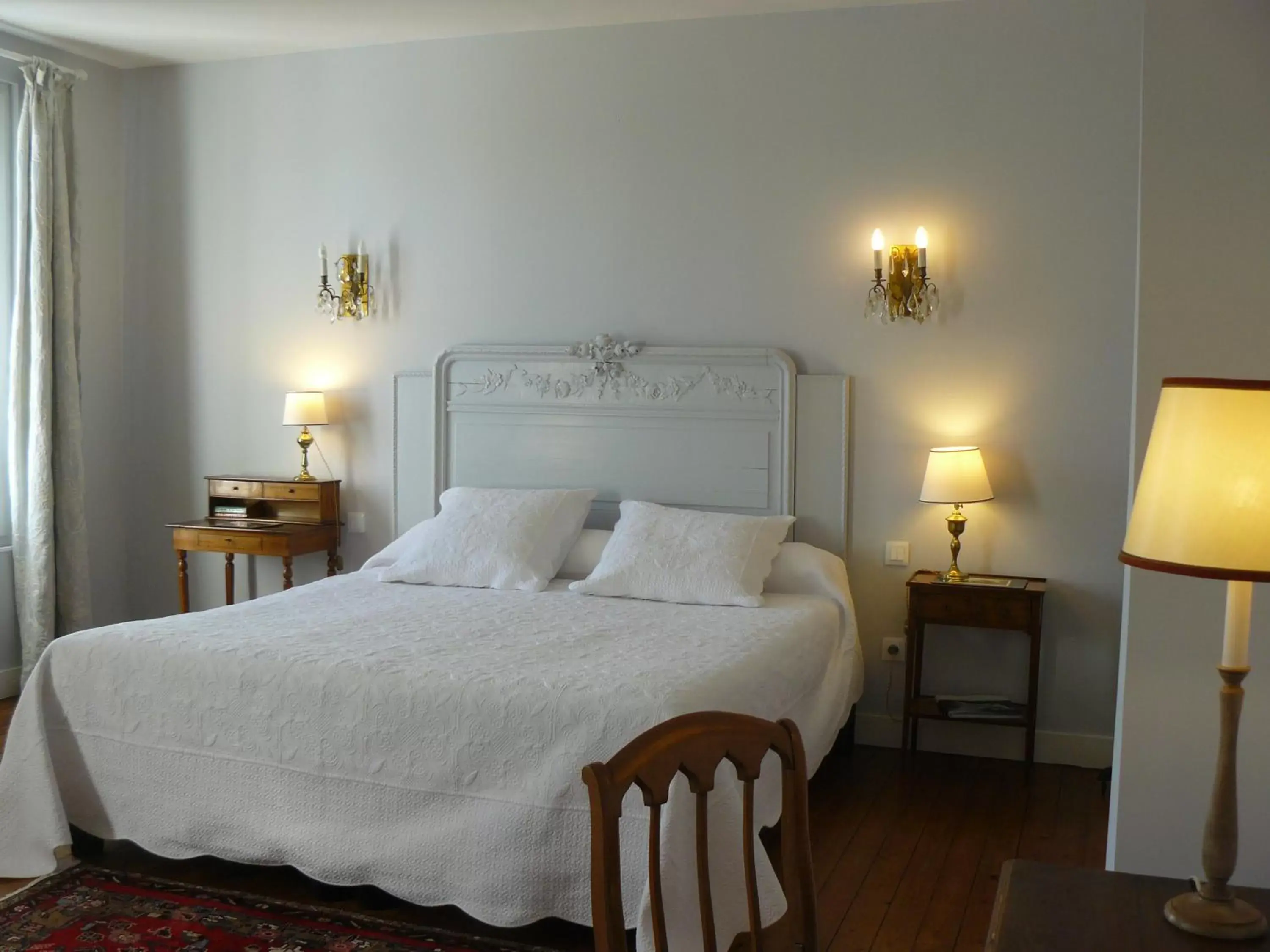 Photo of the whole room, Bed in La Maison de Saumur