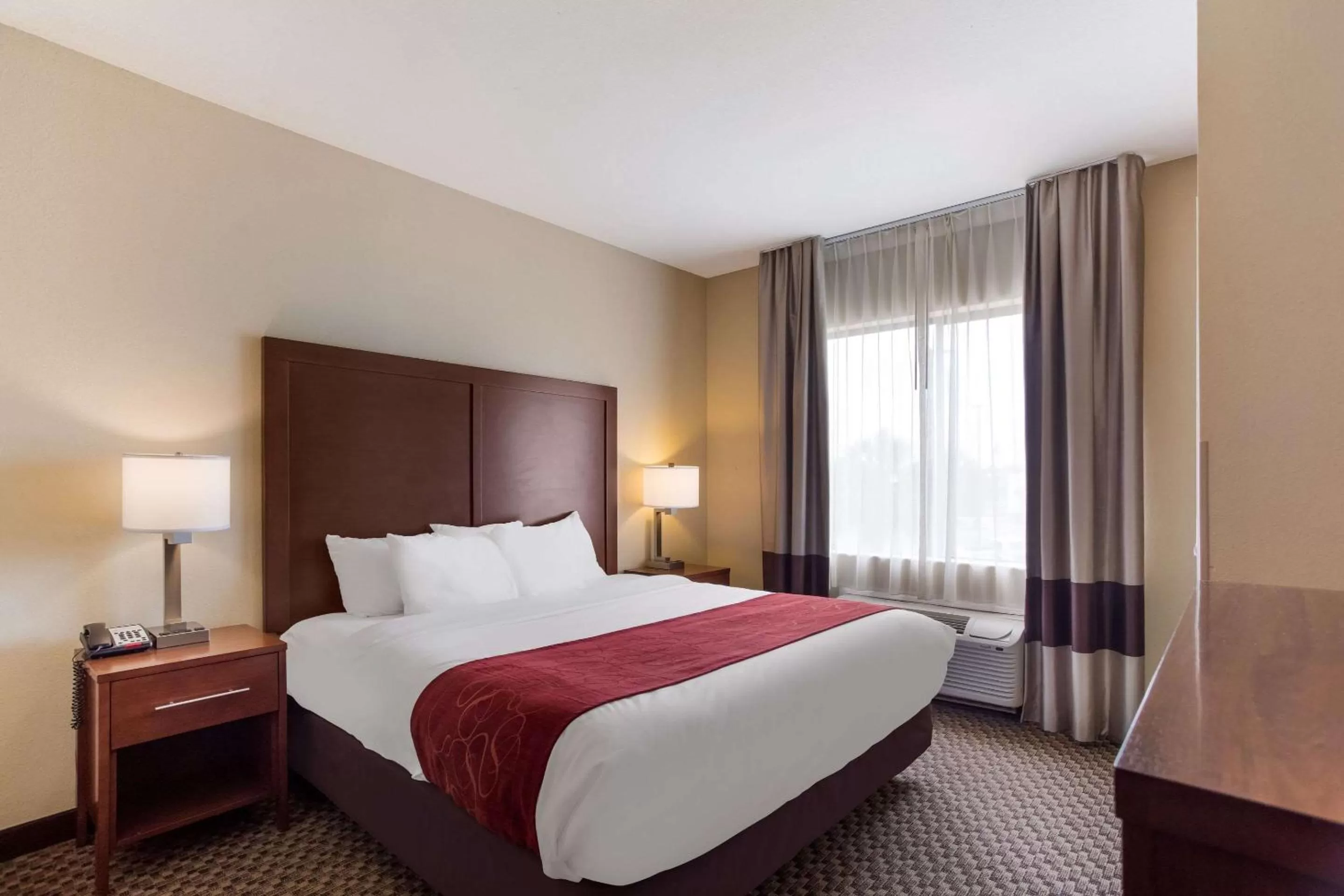 Bedroom, Bed in Comfort Suites North Mobile