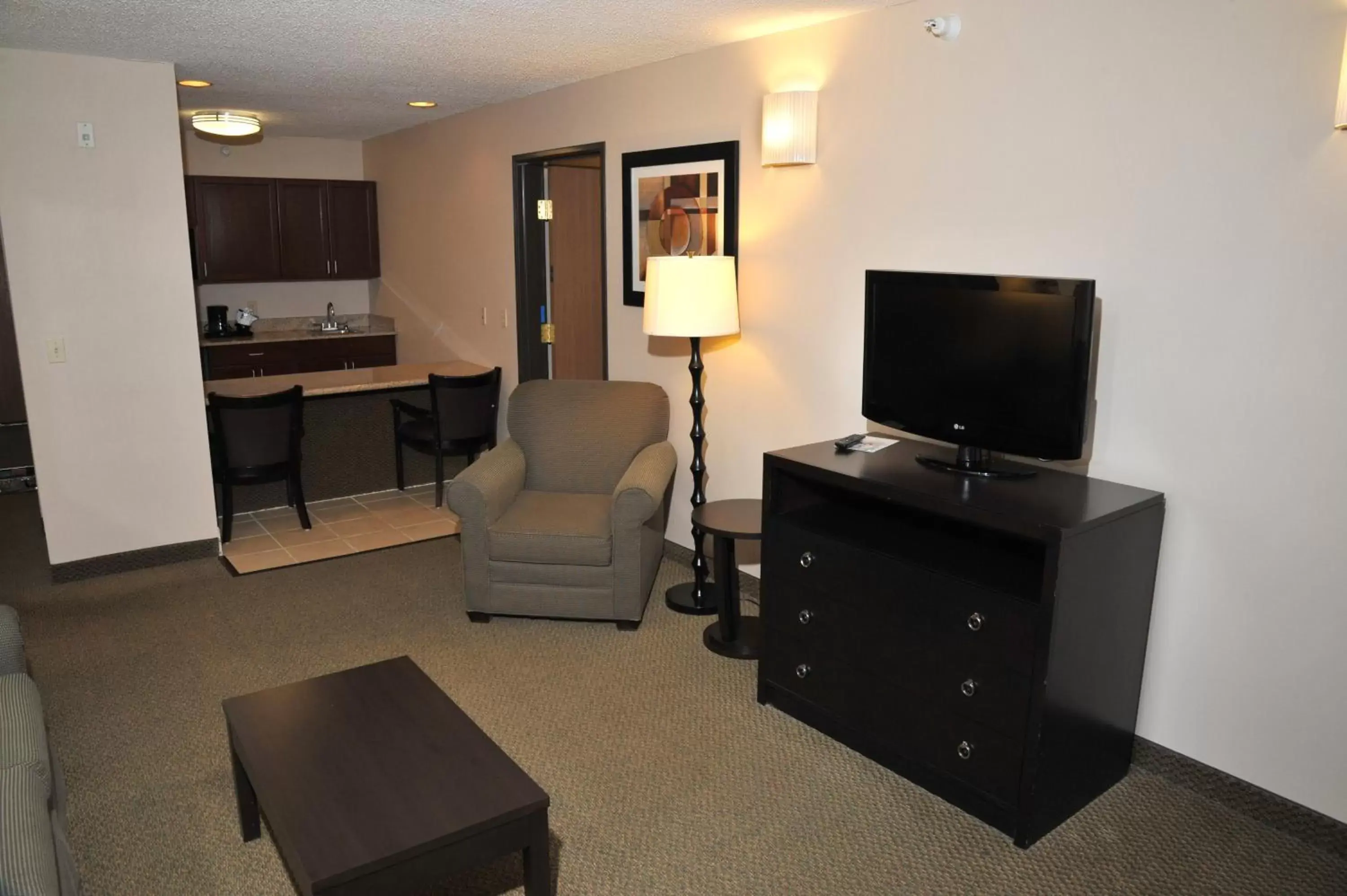 Seating area, TV/Entertainment Center in Wingate by Wyndham Ashland
